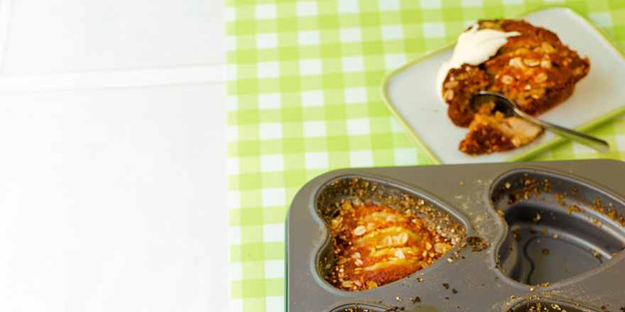 Paistosannos lautasella sekä sydänmuottipelti jossa paistosannos