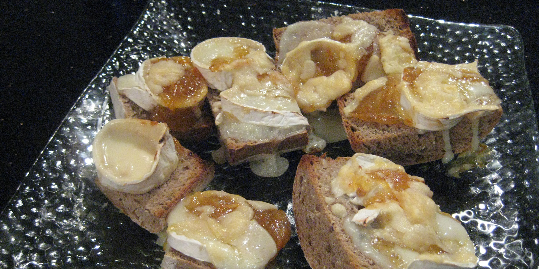 Leipäviipaleita jotka on kuorrutettu marmeladilla ja vuohenjuustolla