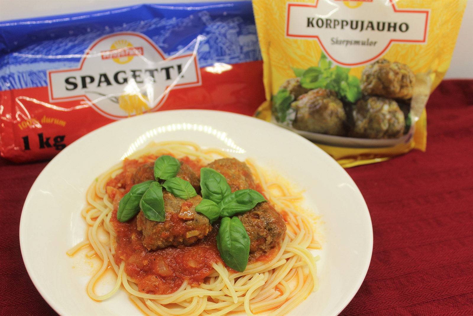 Tomaattinen lihapullaspagetti