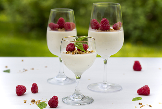 Vaniljainen Pannacotta mansikoilla ja kauramurulla