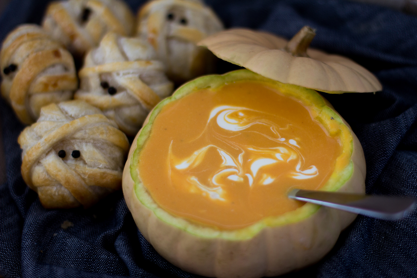 Mausteinen kurpitsakeitto ja Halloweenin juustomuumiot