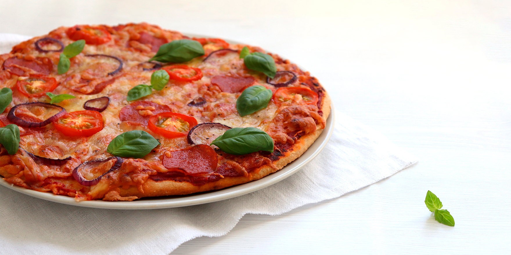 Salamipizza Kaurainen pizzajauhosta | Myllyn Paras