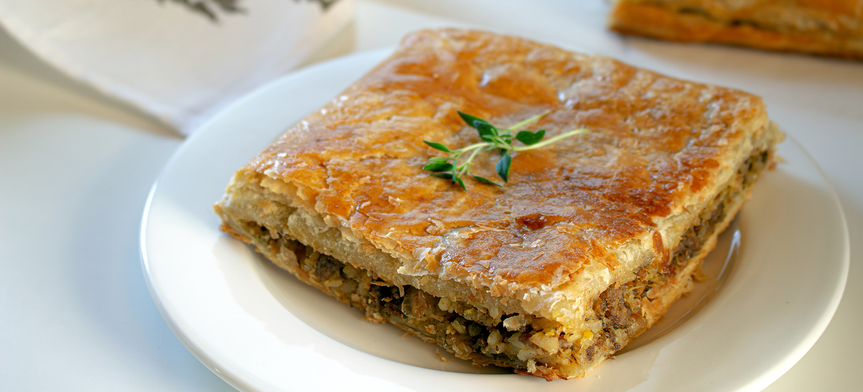 Kuvassa Peltilihapiirakka-annos