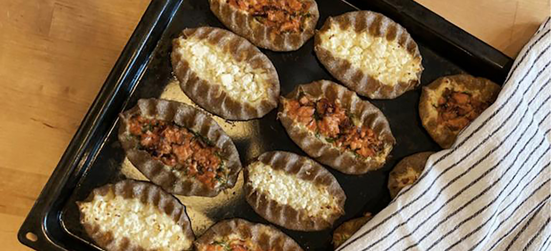 Kuvassa Lohi- ja fetakarjalanpiirakat