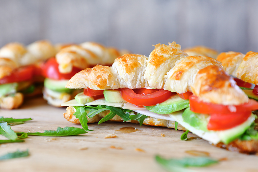 Kuvassa Croissant Club Sandwichit