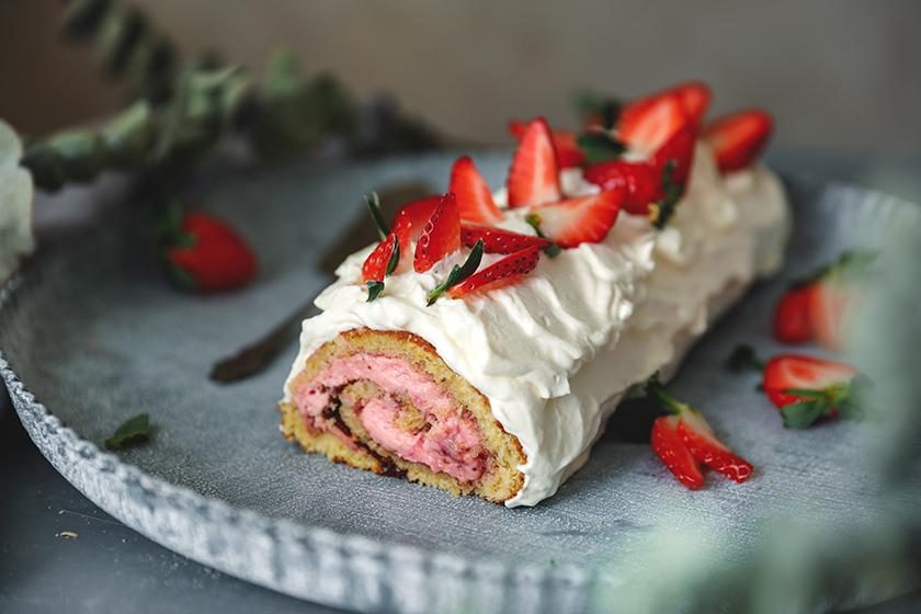 Kuvassa Kaurainen mansikkakääretorttu