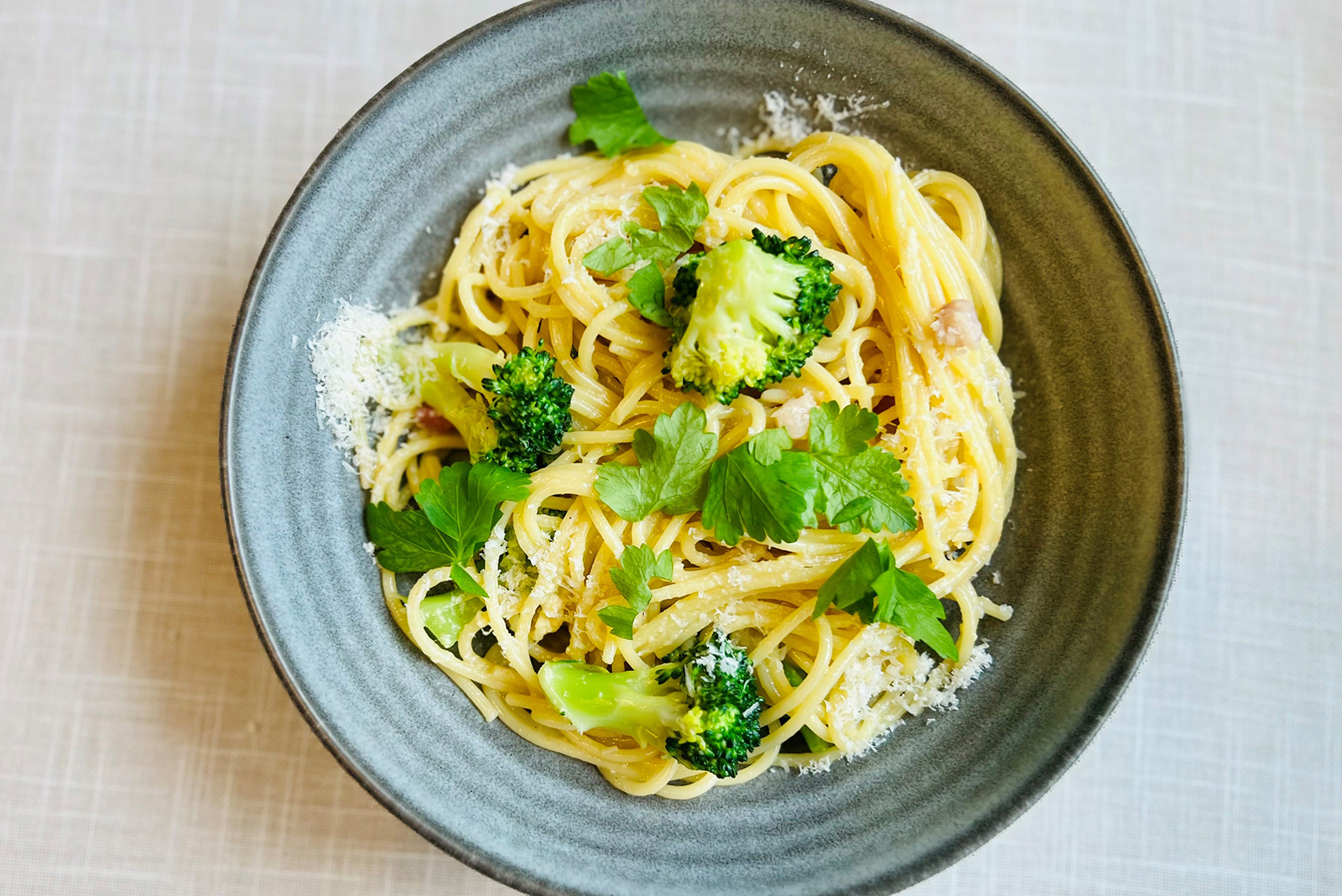 Pasta carbonara parsakaalilla
