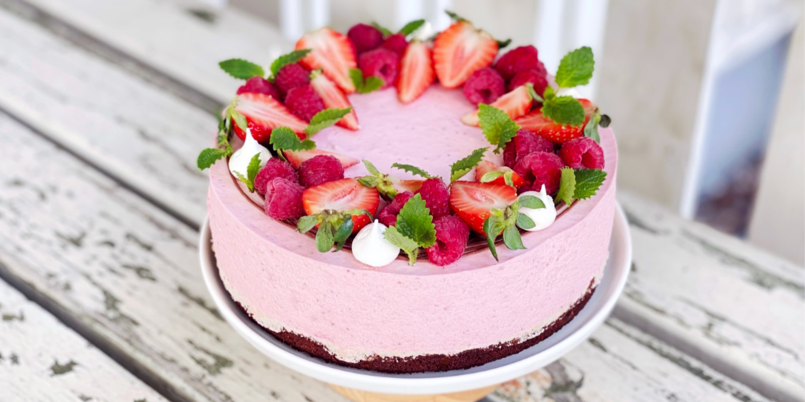 Mansikka-sitruunajuustokakku browniepohjalla