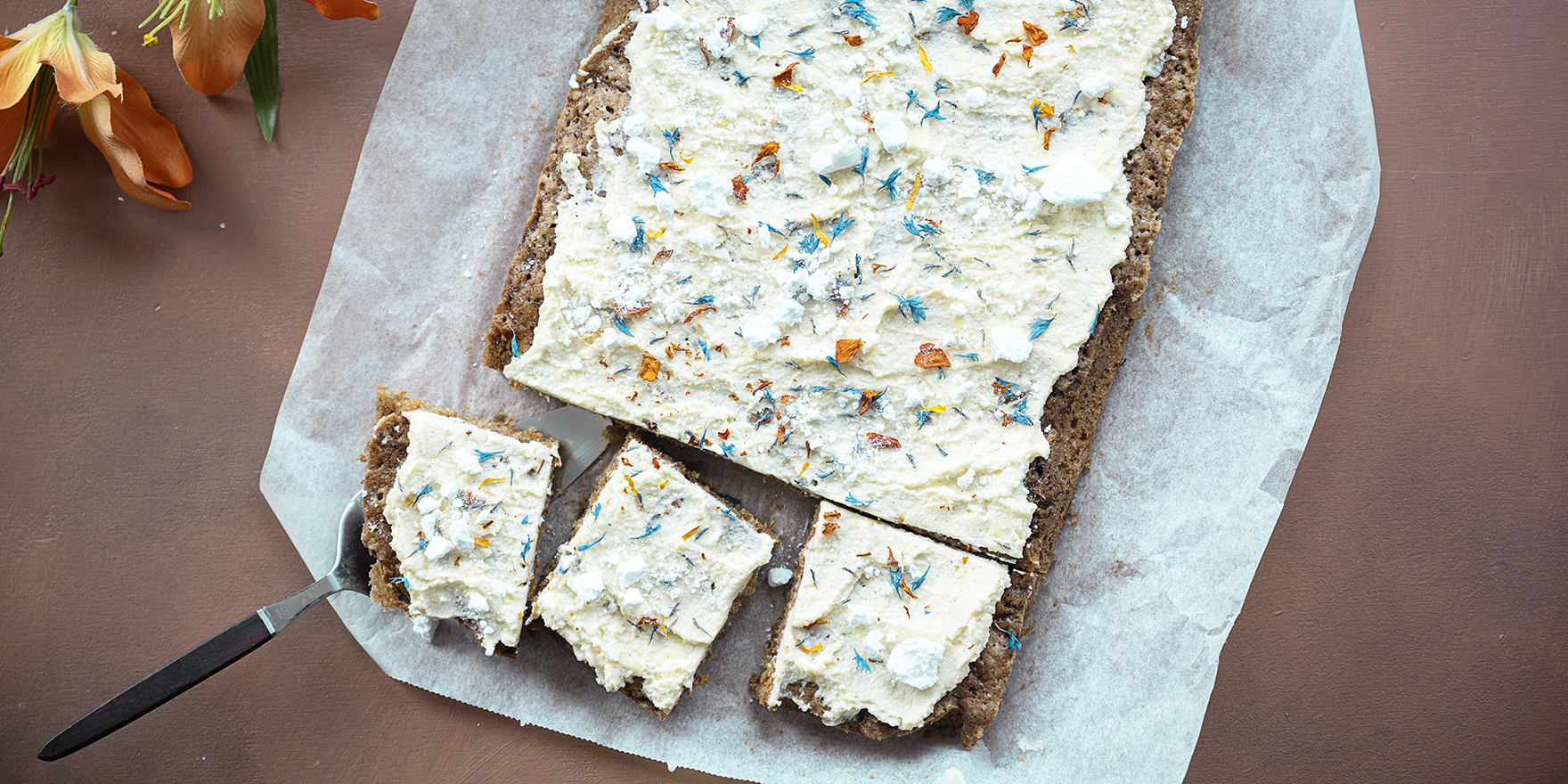 Porkkanakakku uunivuoassa