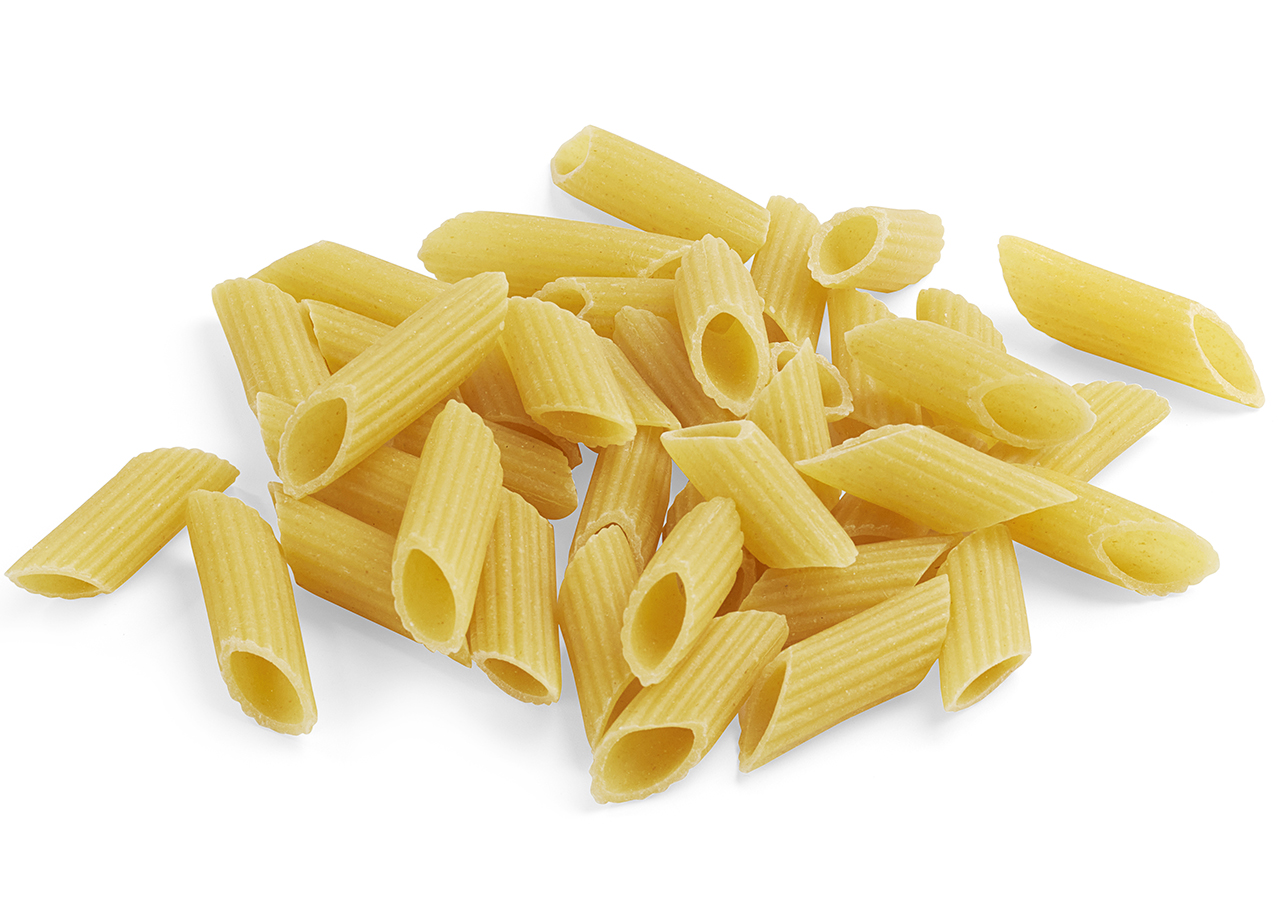Uritettu, vinoon leikattu putkimainen pasta