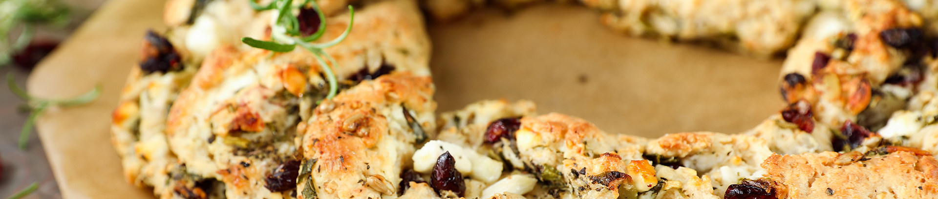 Feta-siemen-karpalotäytteinen leipäkranssi