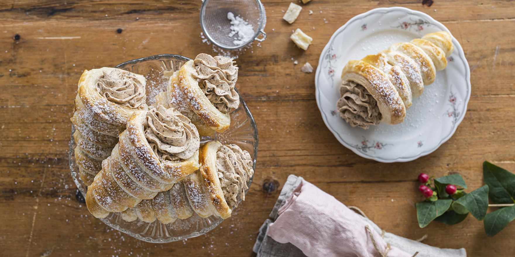 Luumumoussella täytetyt torttutuutit