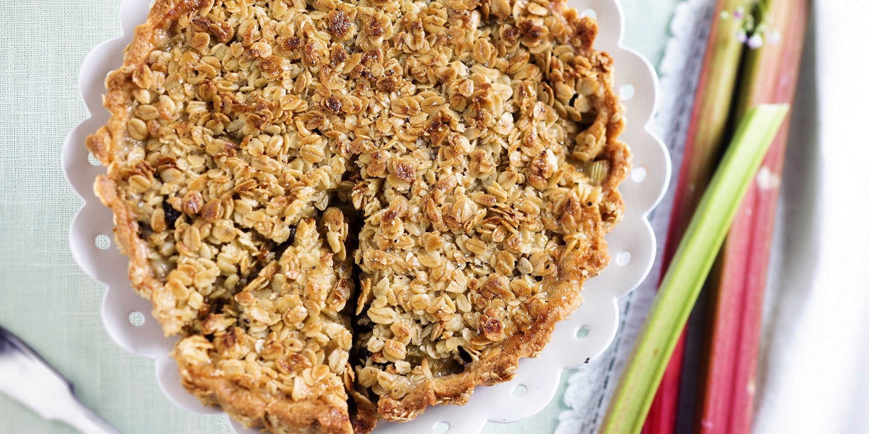 Raparperipiirakka kauratoscalla