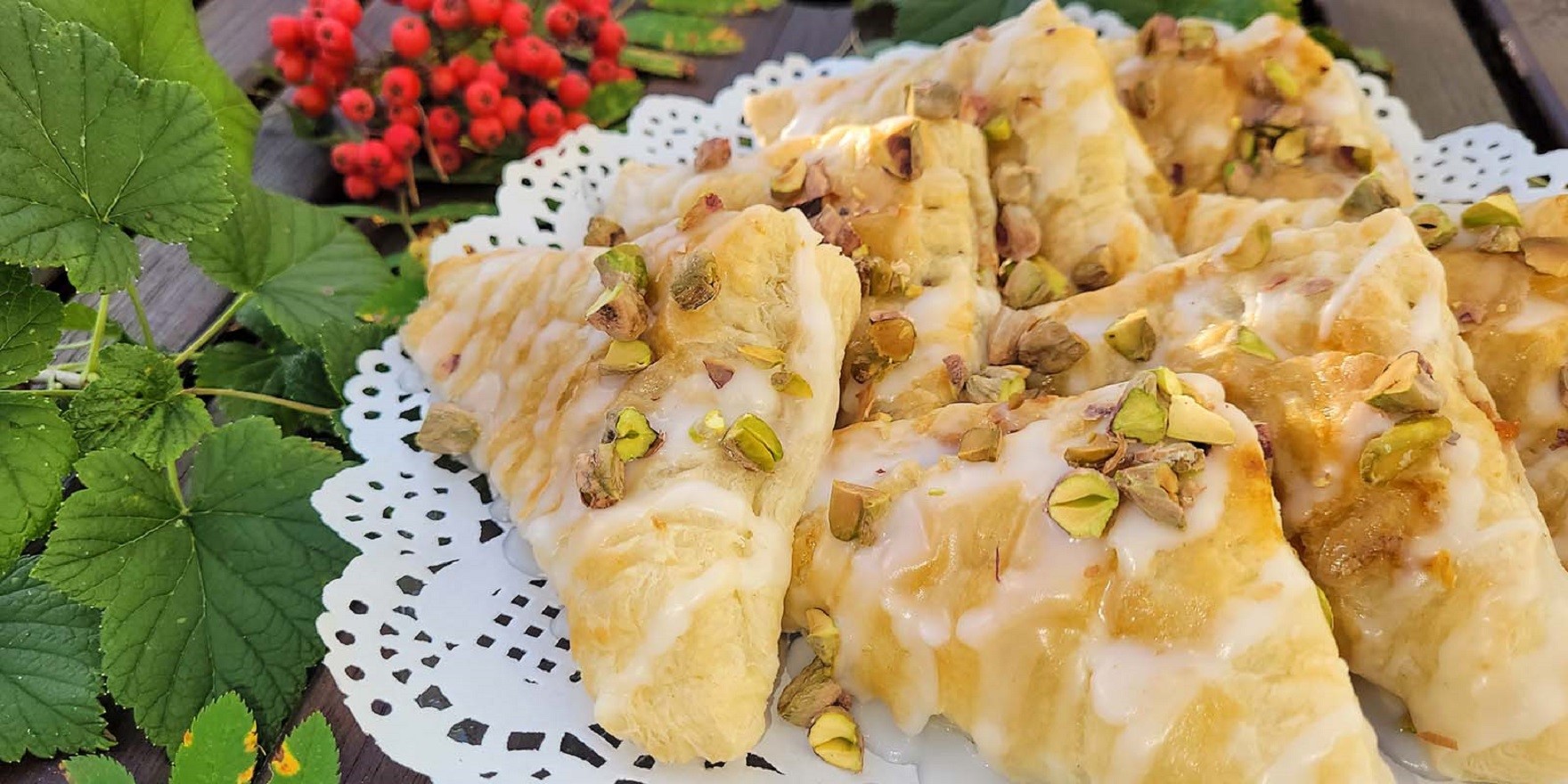 Satokausipasteijat luumulla ja pistaasilla