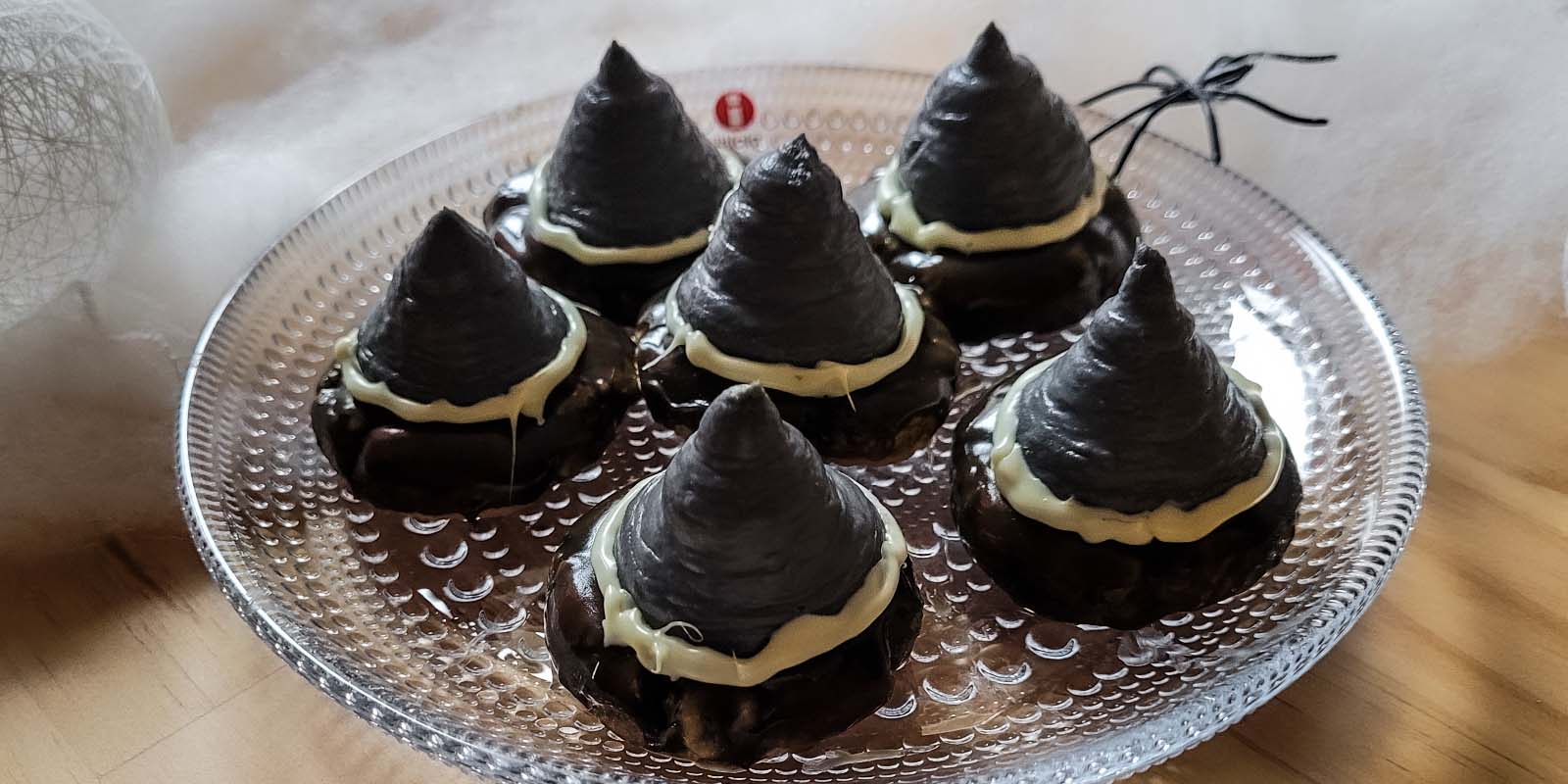 Halloween-leivonnaiset valkosuklaa-cookiella ja Hopeatoffee-hatulla