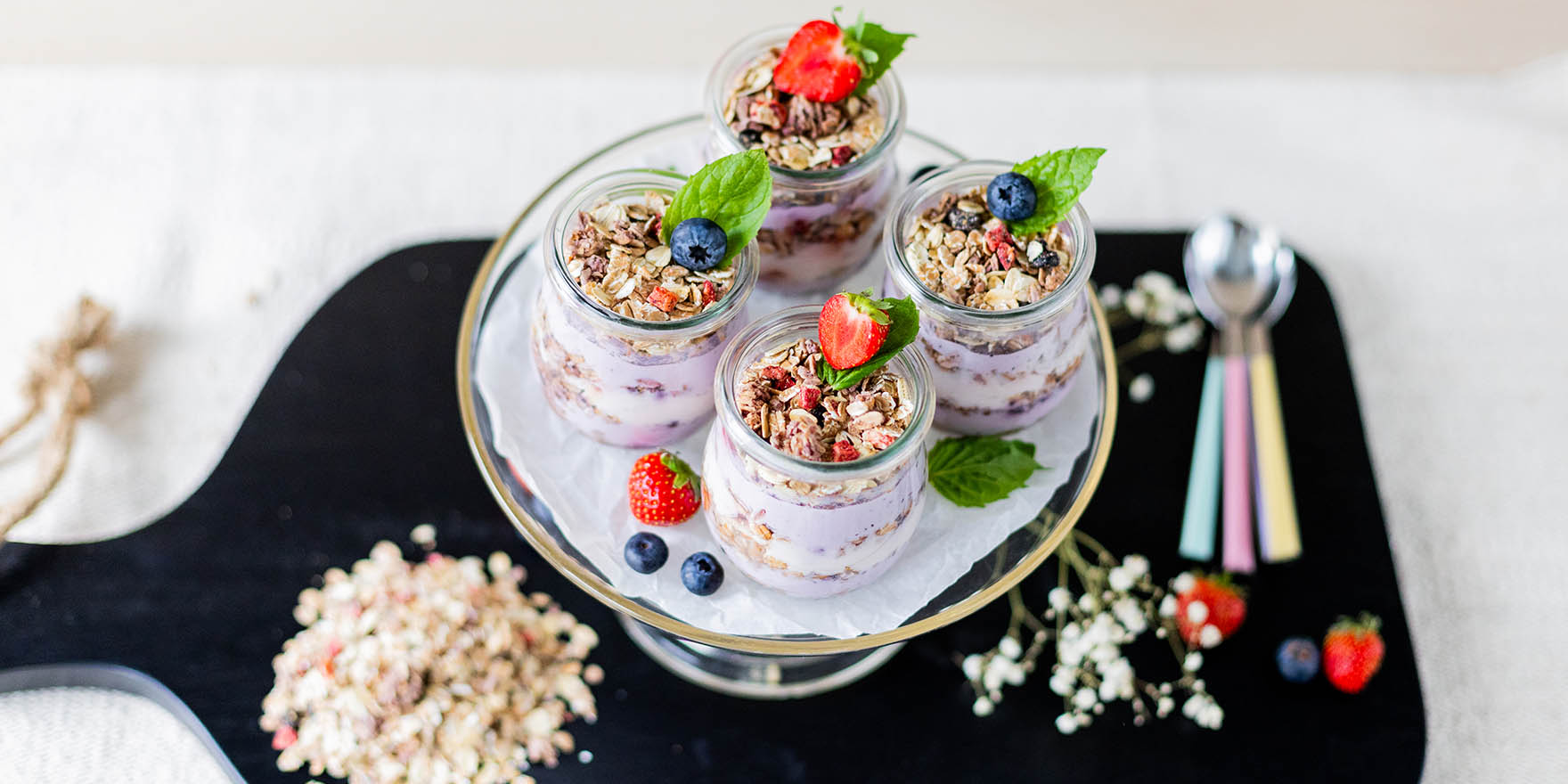 Marjainen kerrosjogurtti