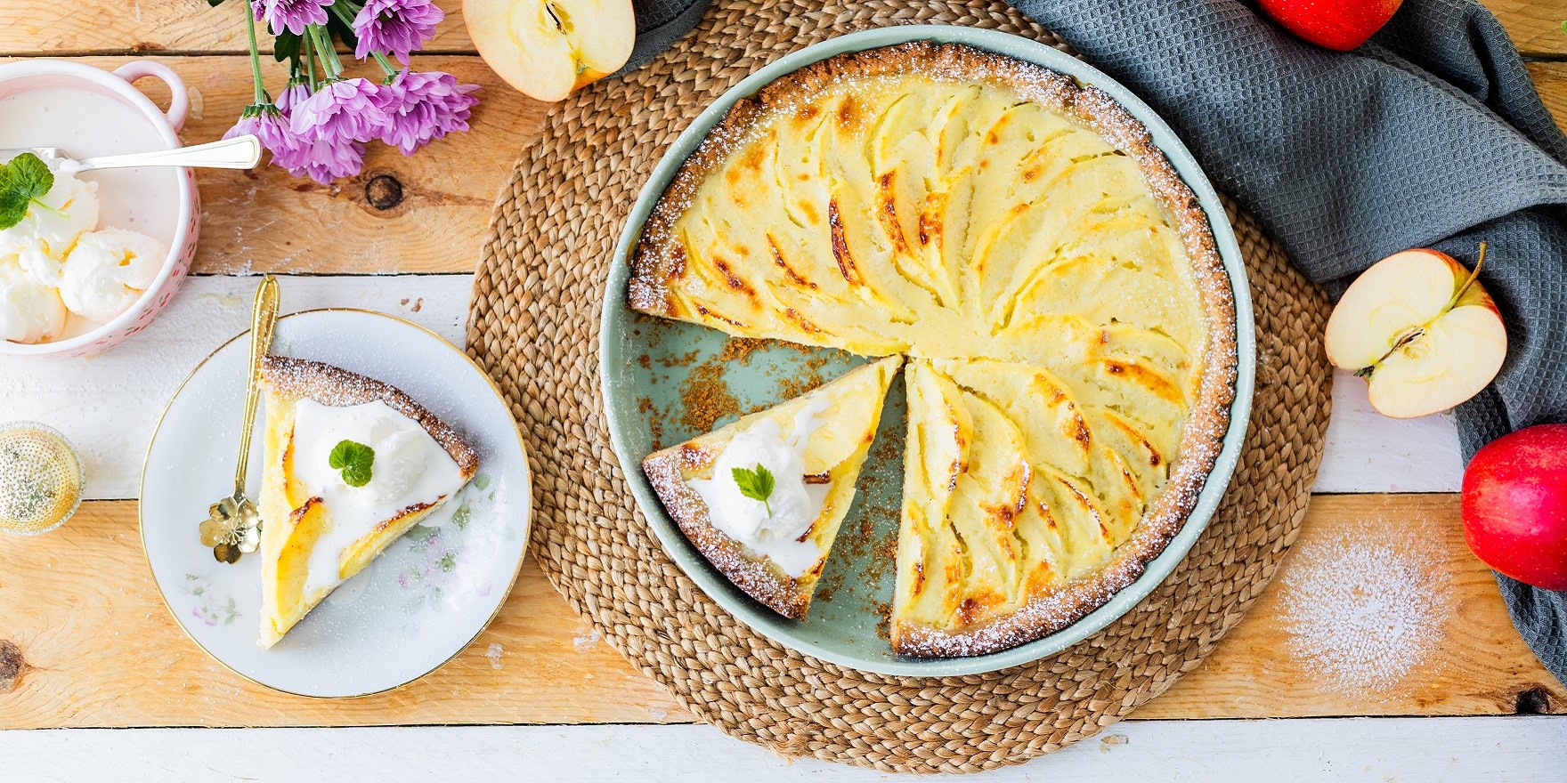 Omenapiirakka kermaviilitäytteellä