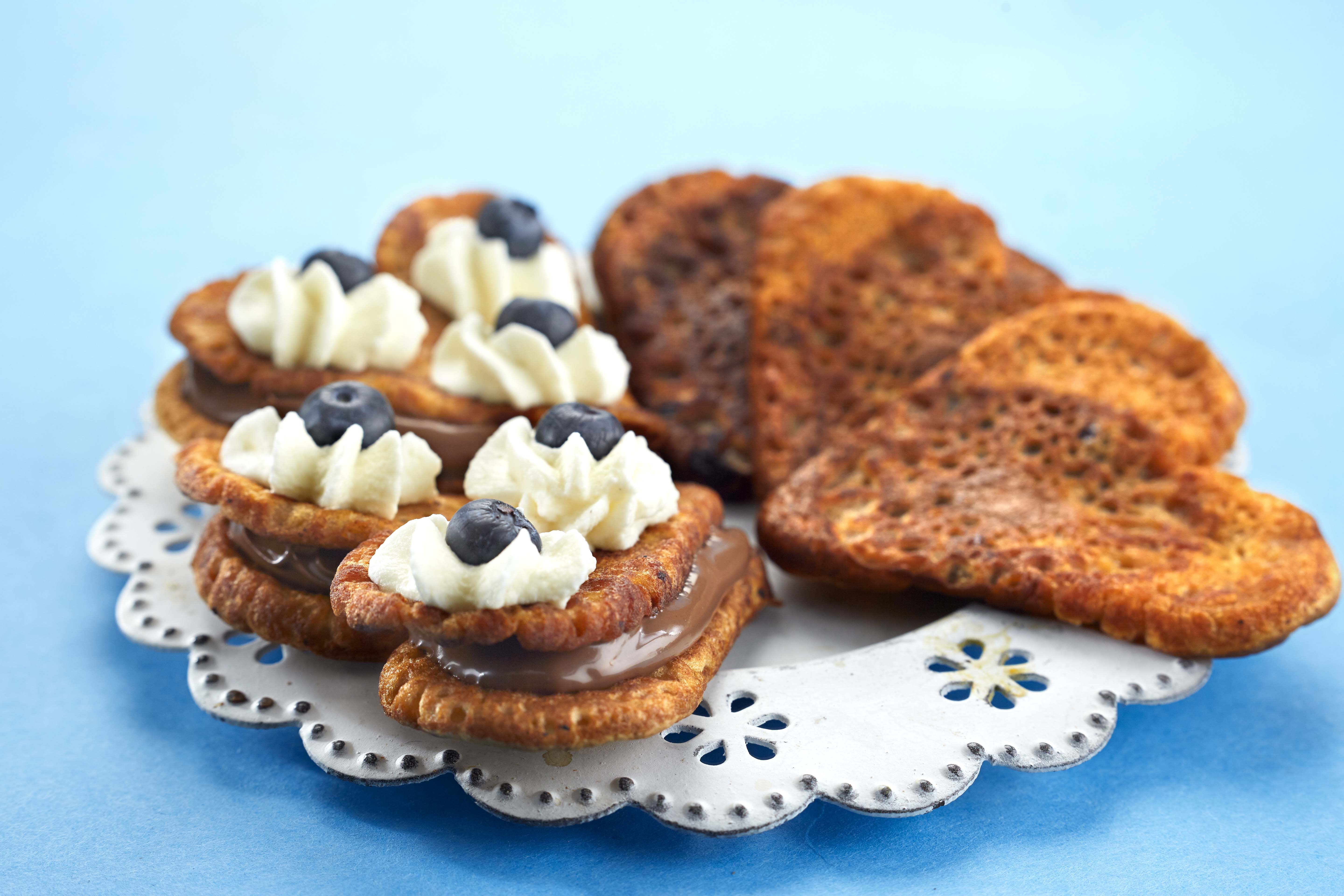 Sydämenmuotoiset letut, välissä Nutellaa ja päällä kermavaahtoa sekä mustikoita