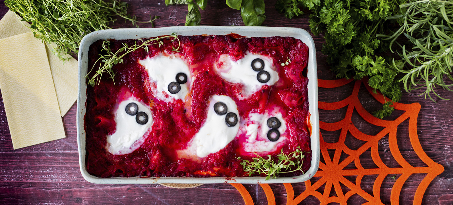 Ruokakuva halloween-lasagnesta vuoassa