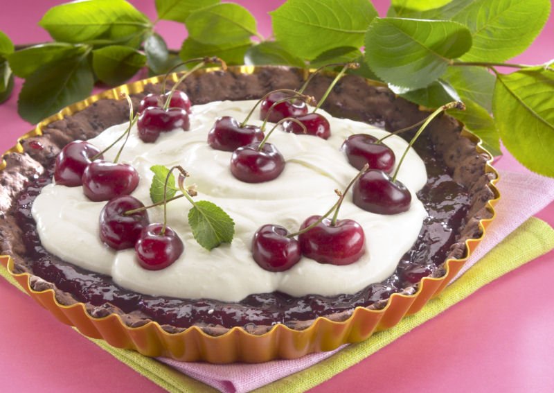 Kirsikka-suklaatorttu Valkosuklaarahkalla