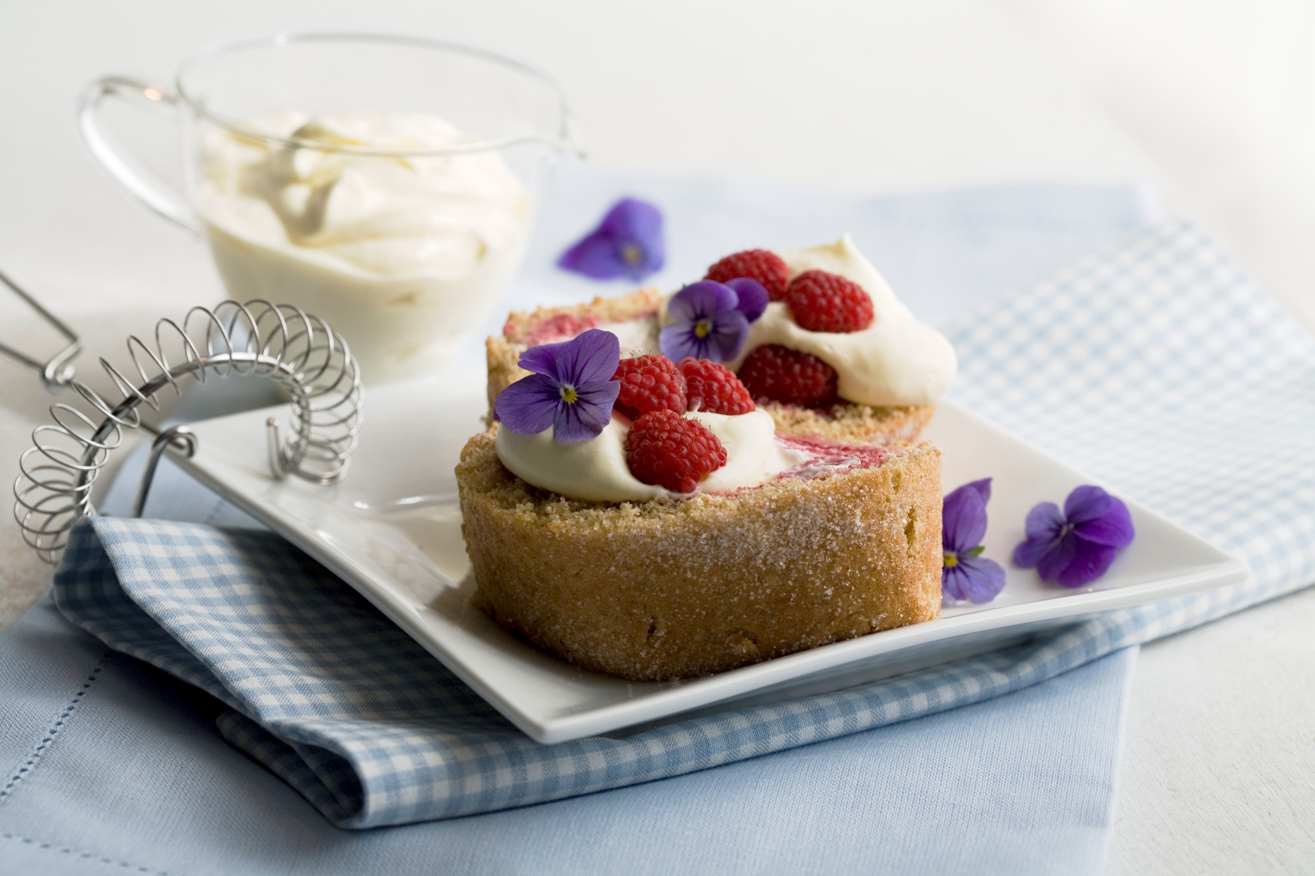 Mainio Tumma Vadelmakääretorttu