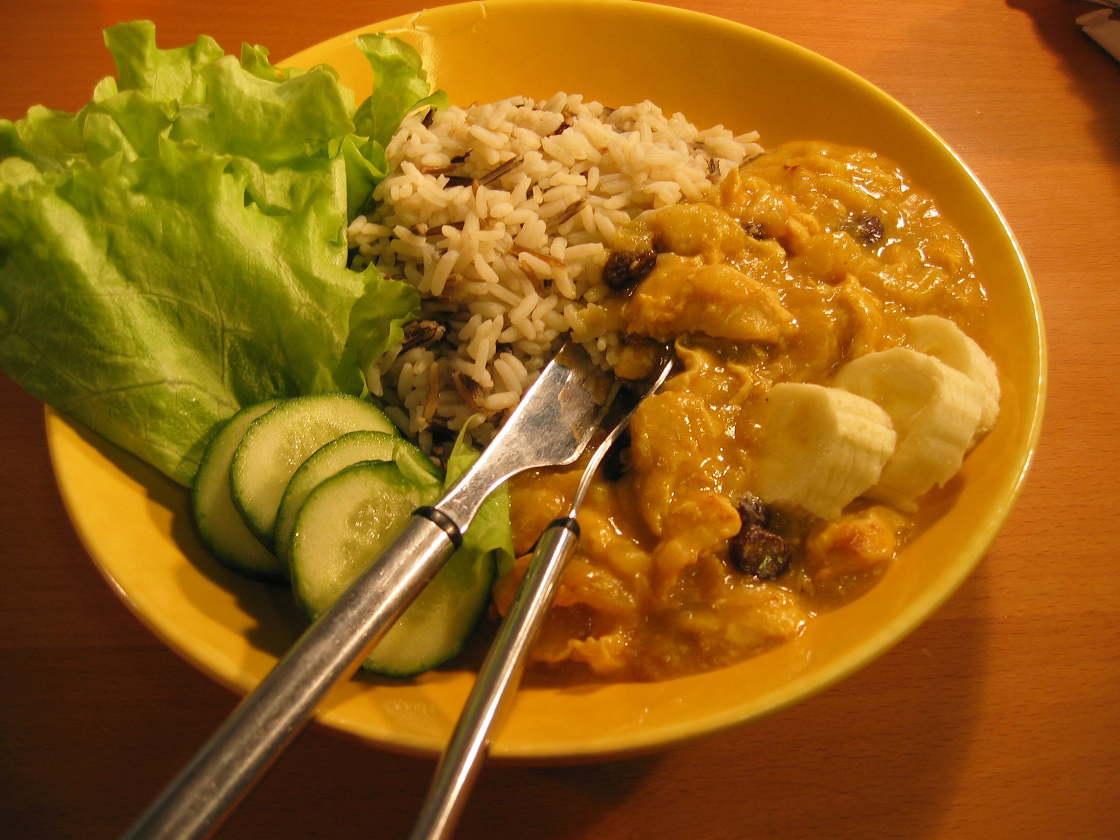 Hedelmäinen broilerkastike villiriisille