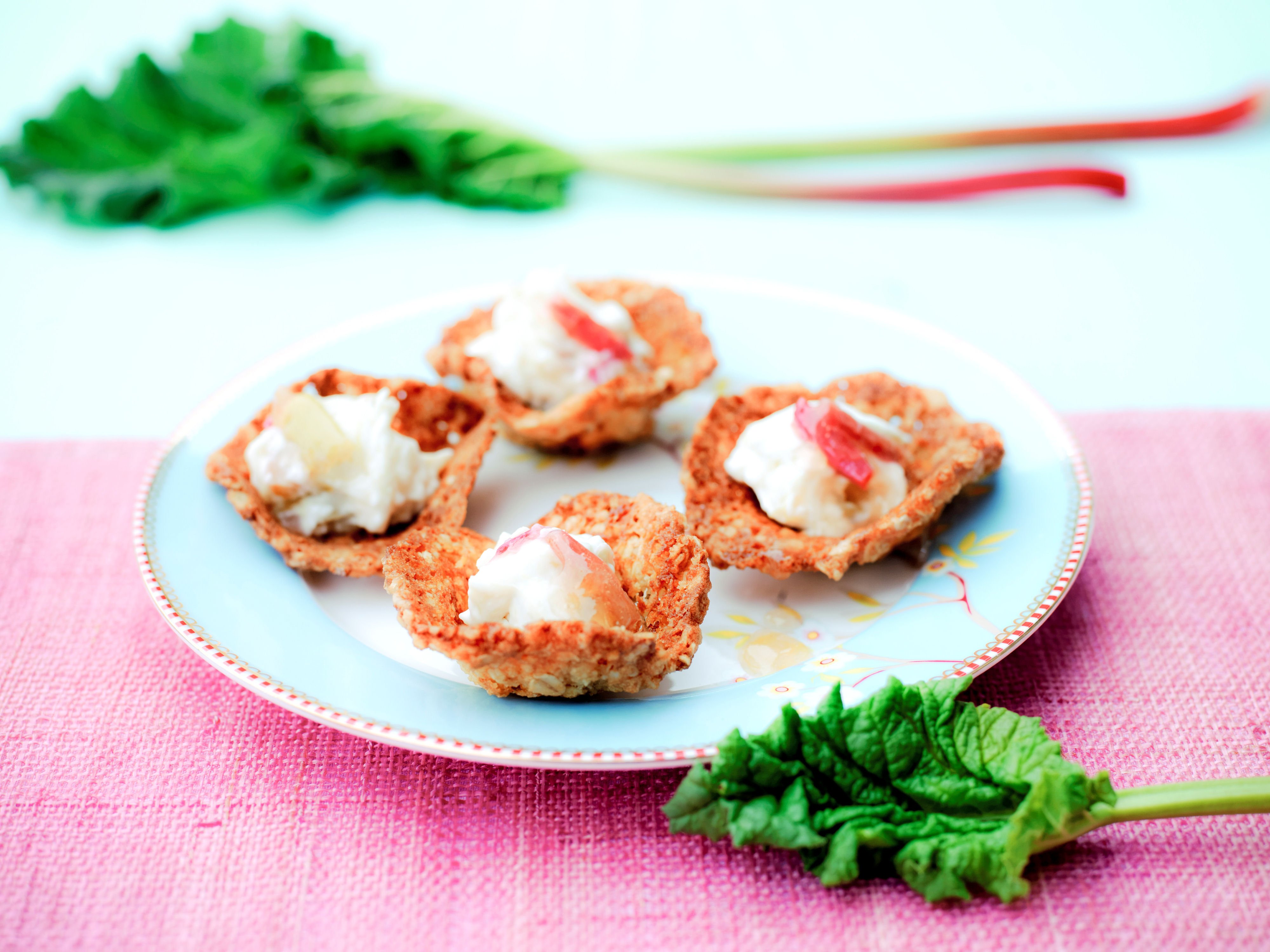 Pienet Kaurakeksikupit Raparperimoussella