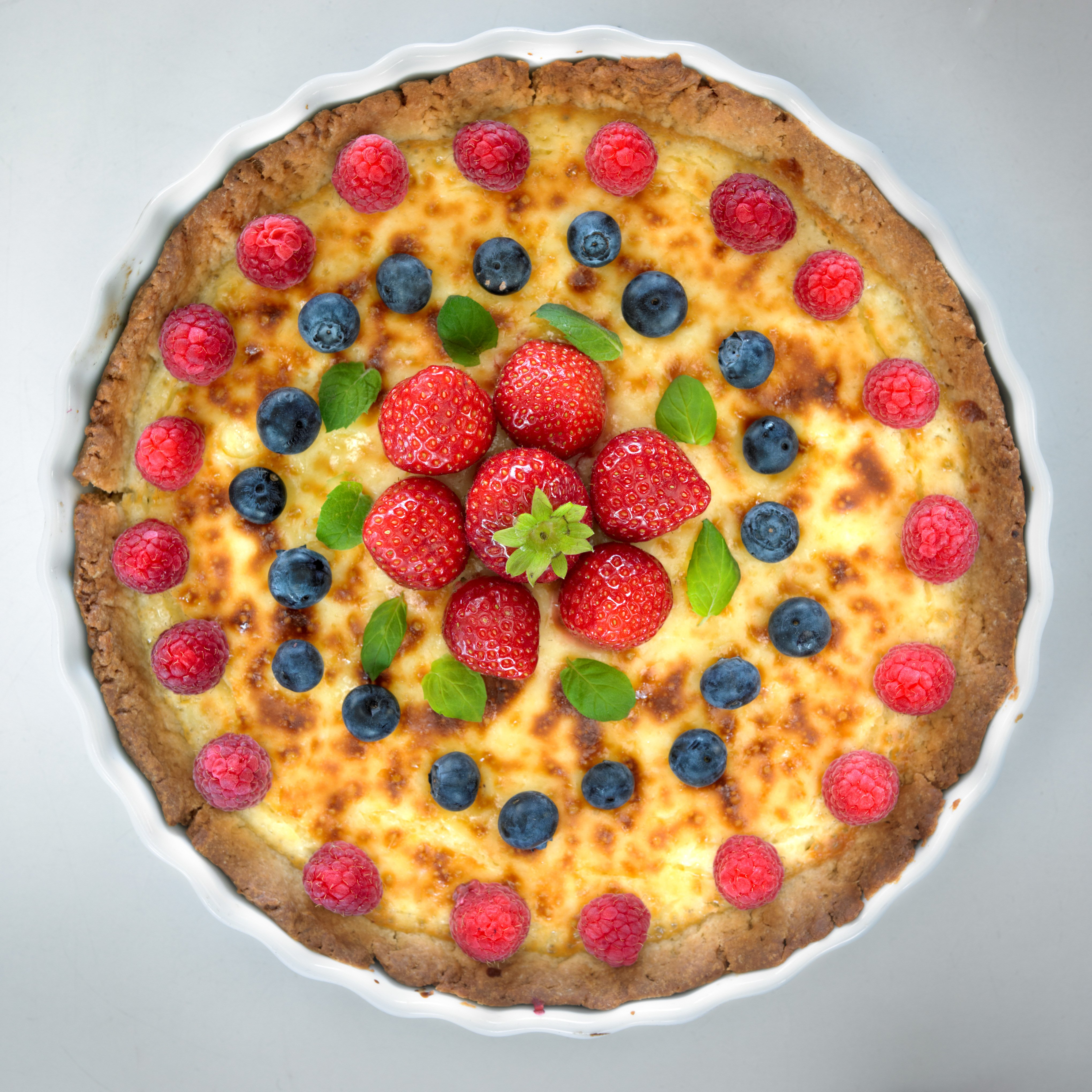 Tuorejuustopiirakka sesongin marjoilla