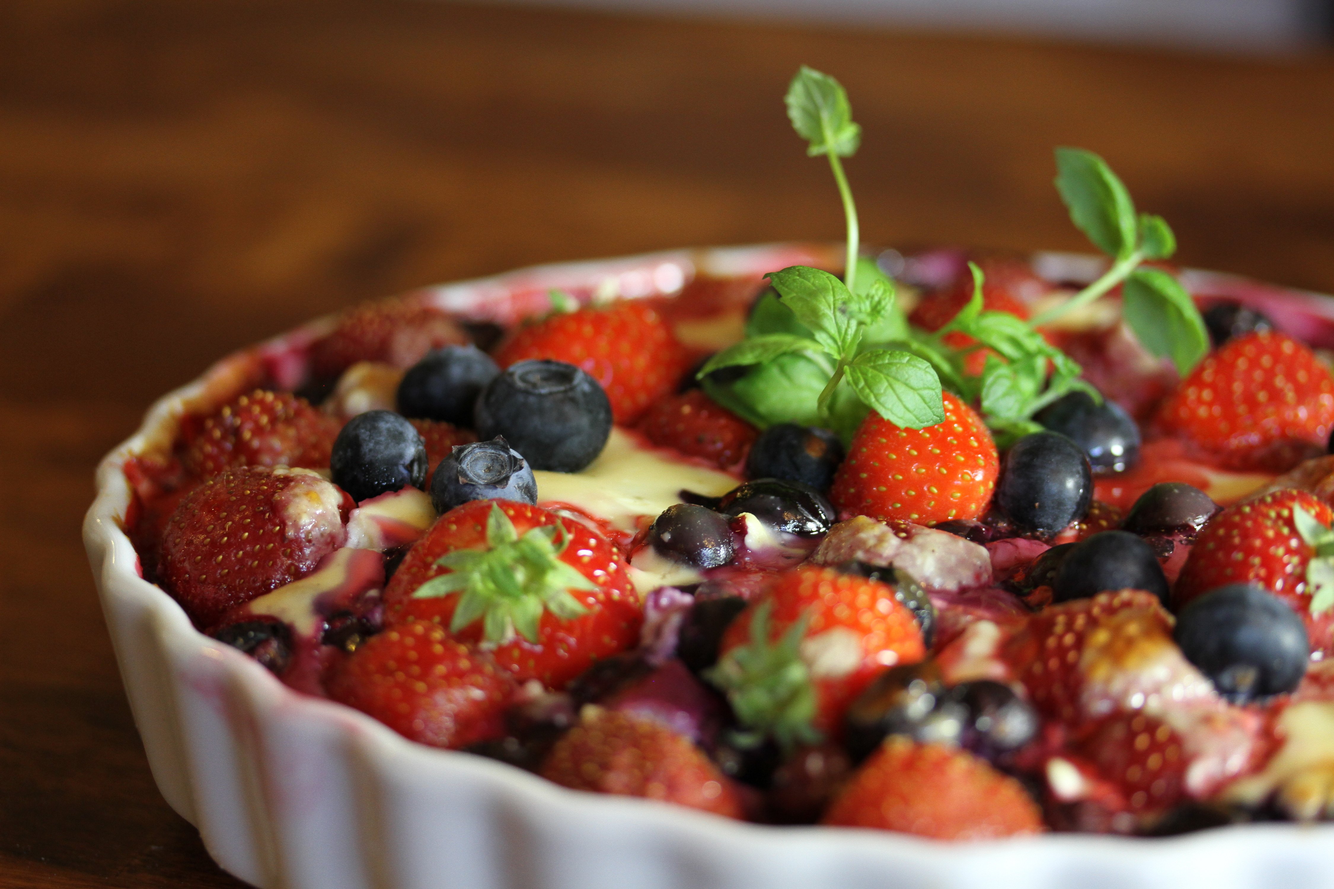 Kevyehkö mansikka-mustikka-tuorejuustopiirakka