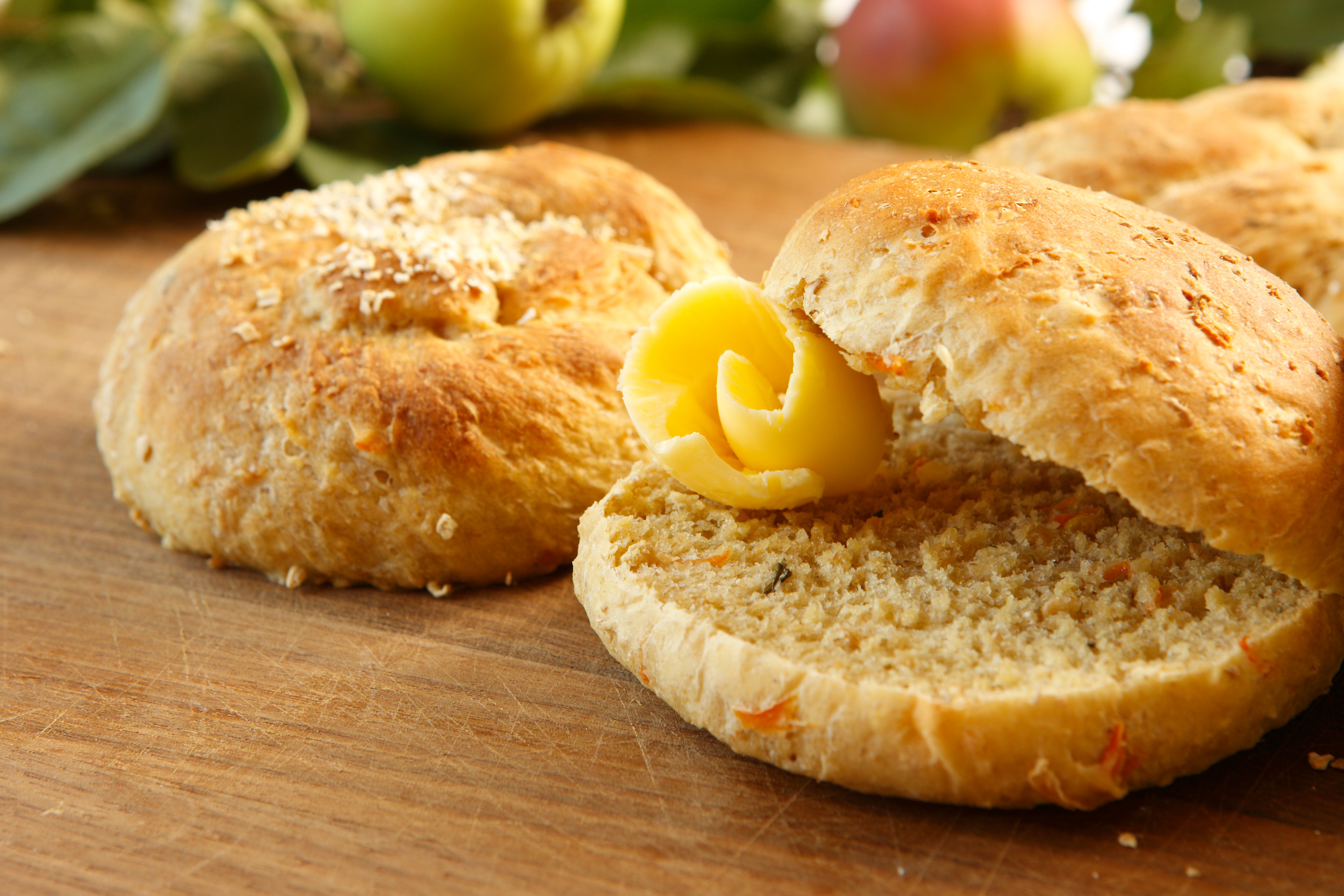 Omena-porkkanasämpylät