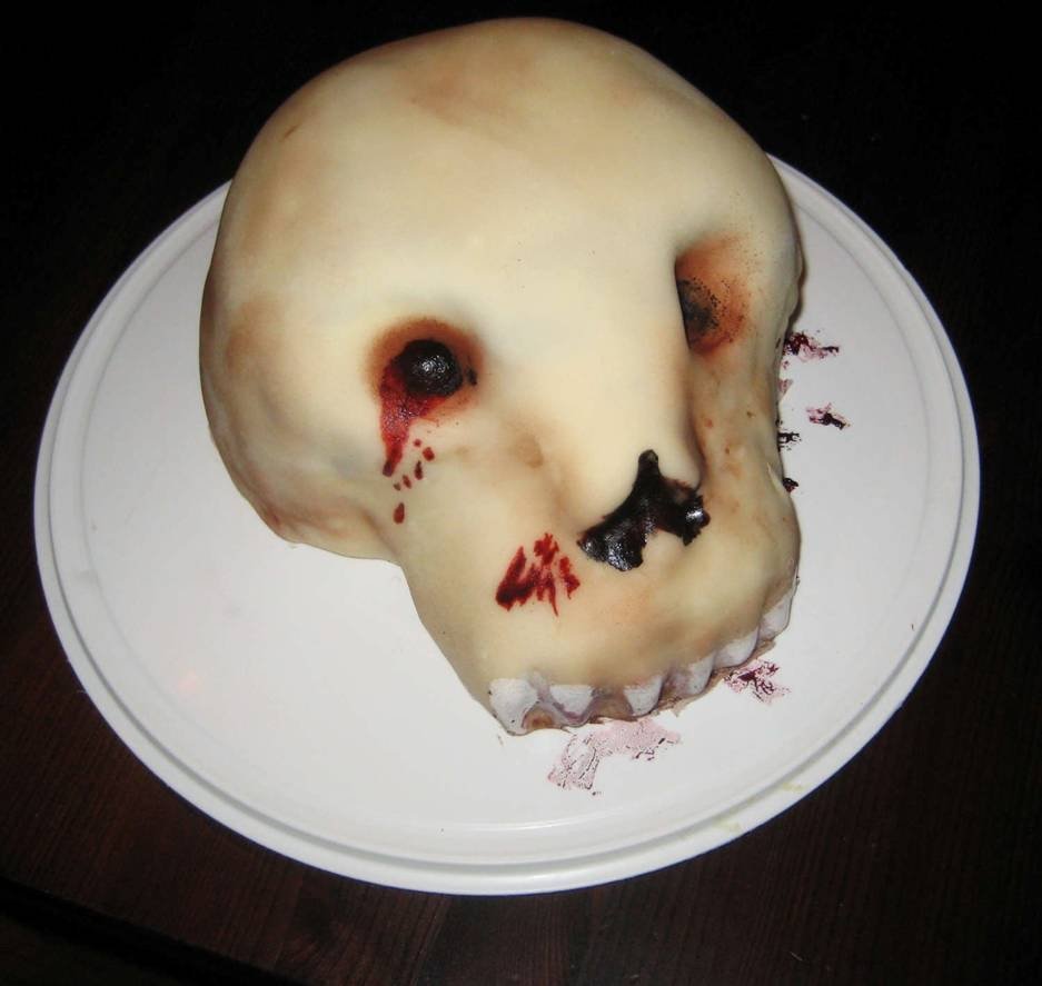 Suklainen pääkallokakku