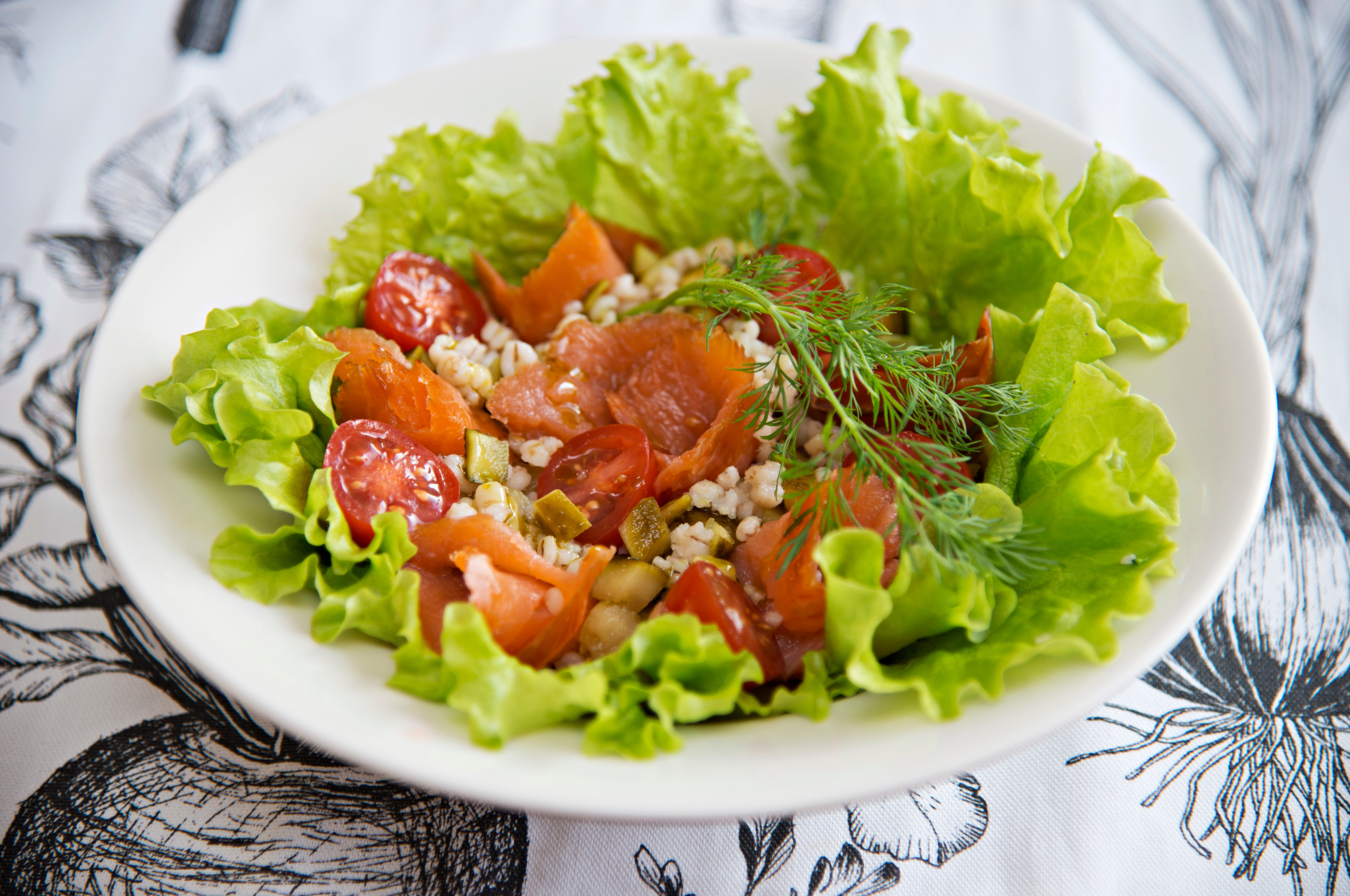 Lohi-ohrasalaatti lehtipedillä