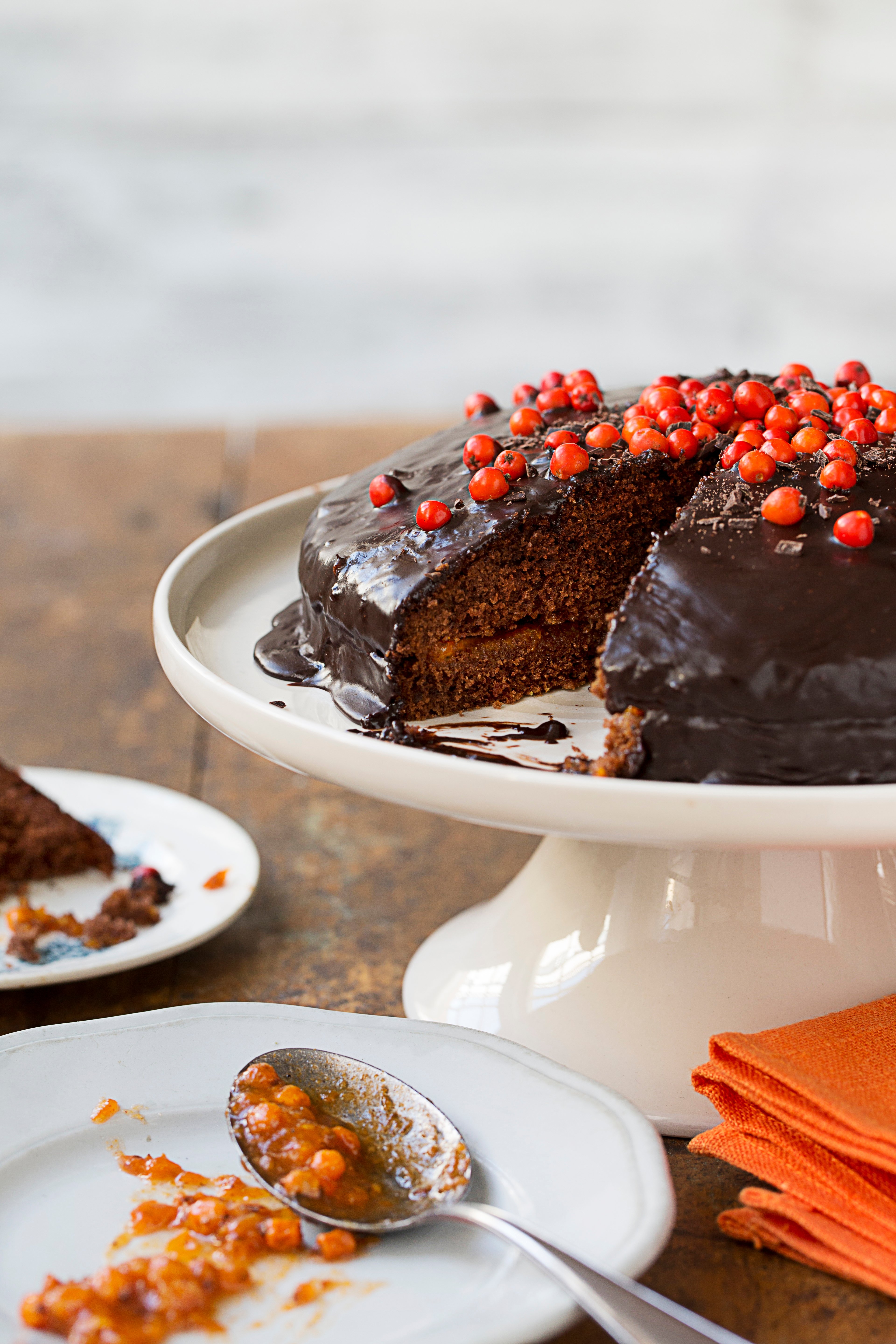 Suklaakakku pihlajanmarjahillolla