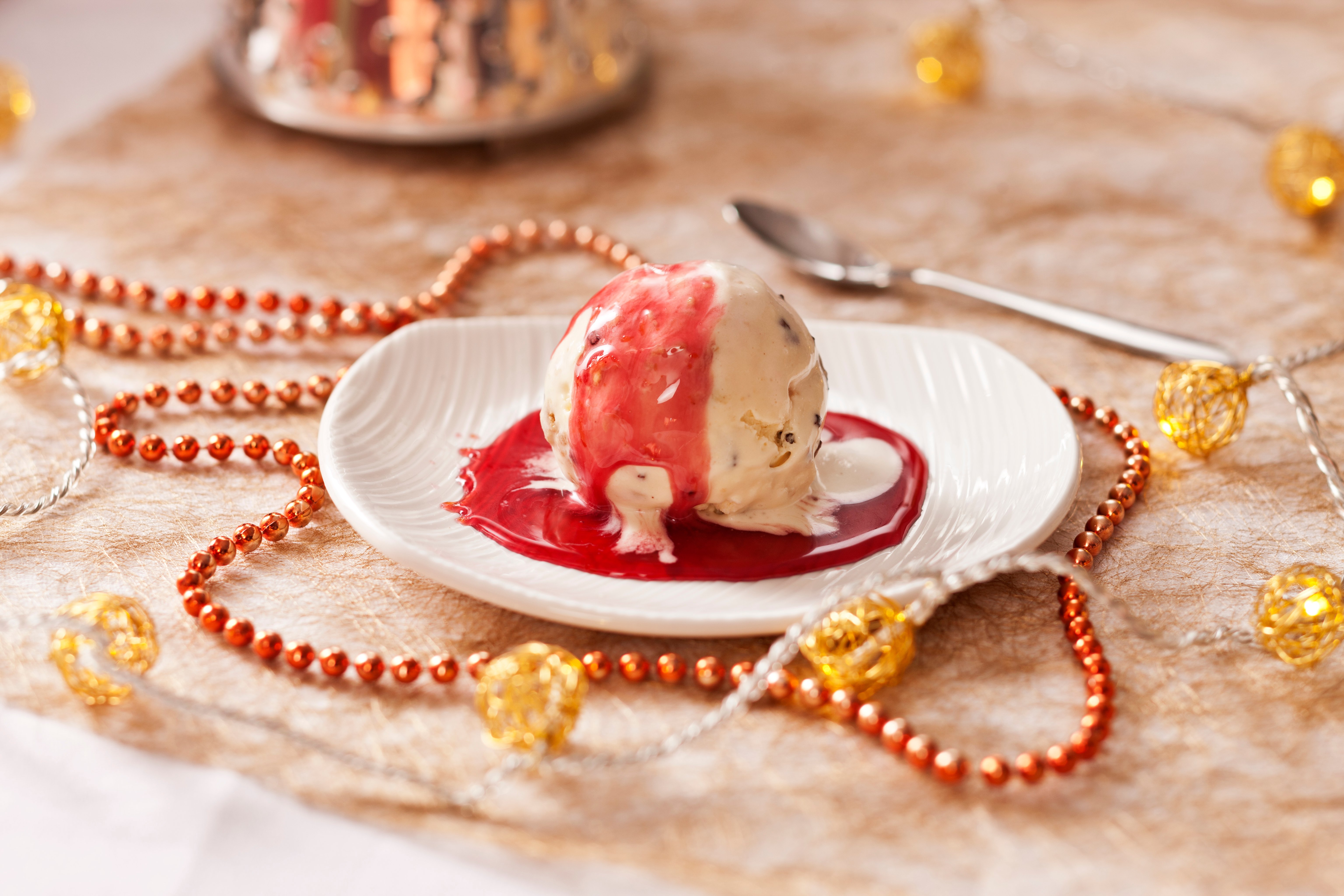 Piparitaikinajoulujäätelö ja viinimarjasiirappi