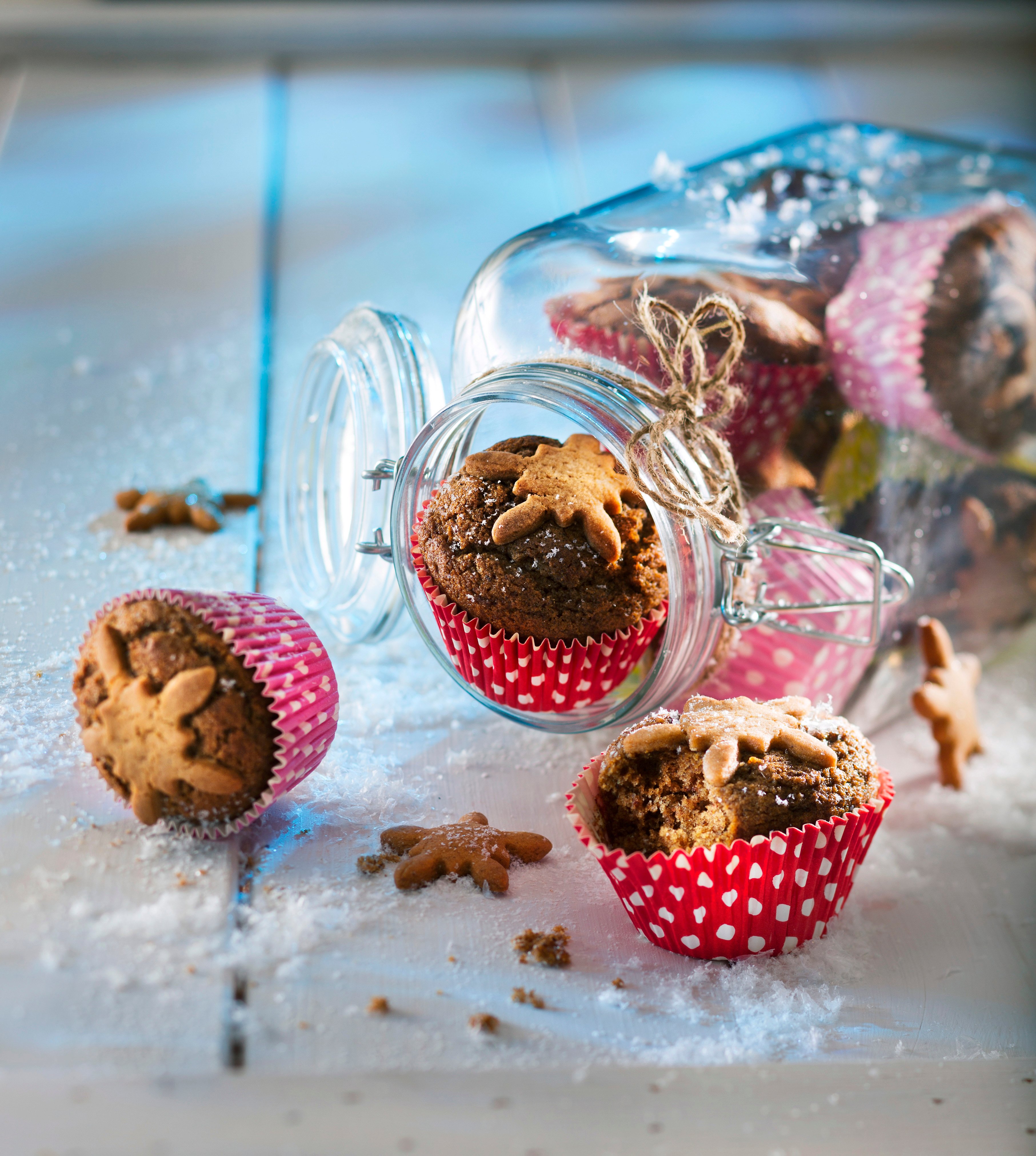 Taatelimuffinit Piparikoristein