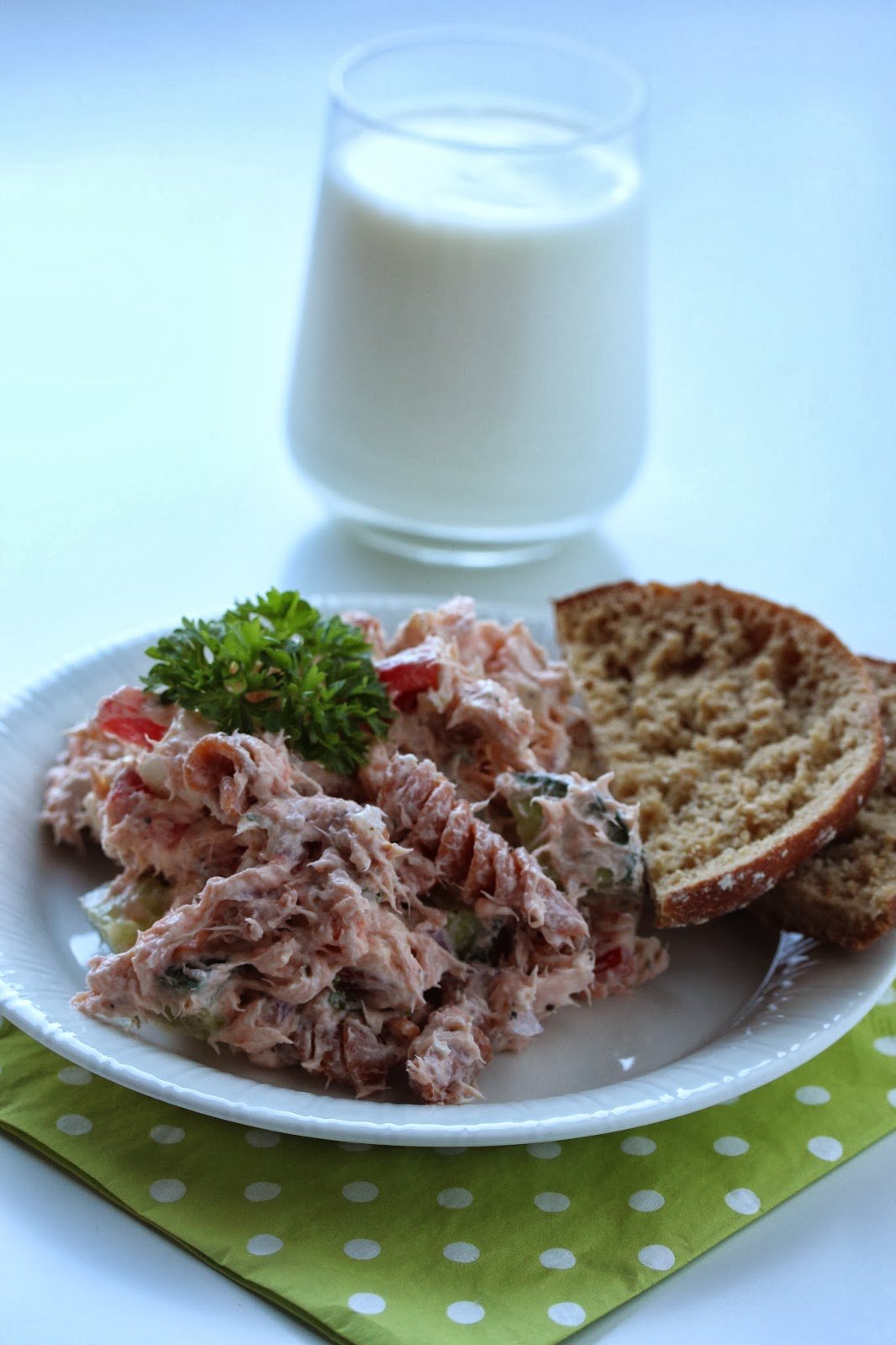 Savulohinen chilipastasalaatti