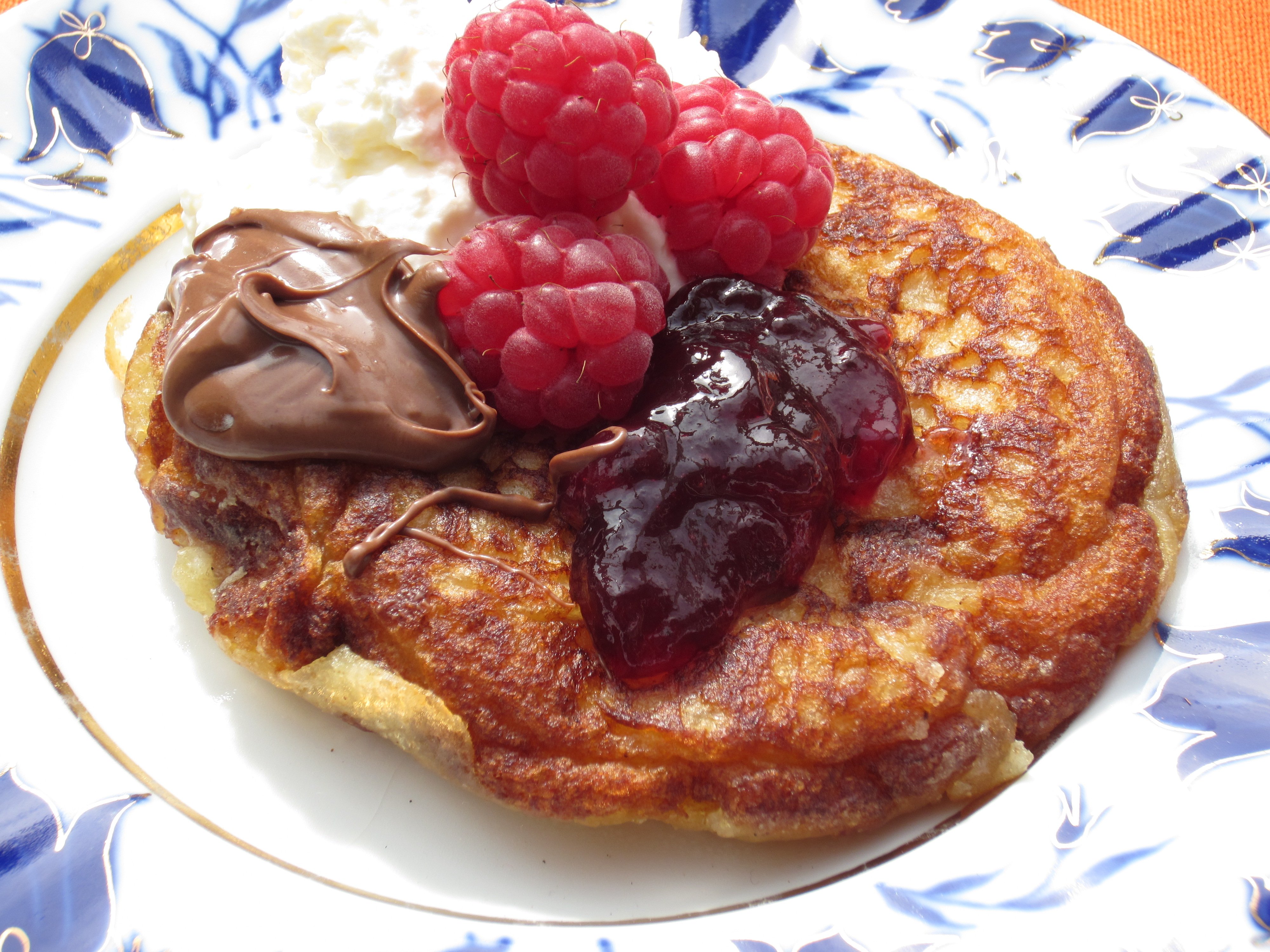 Amerikkalaiset pannukakut vaahterasiirapilla