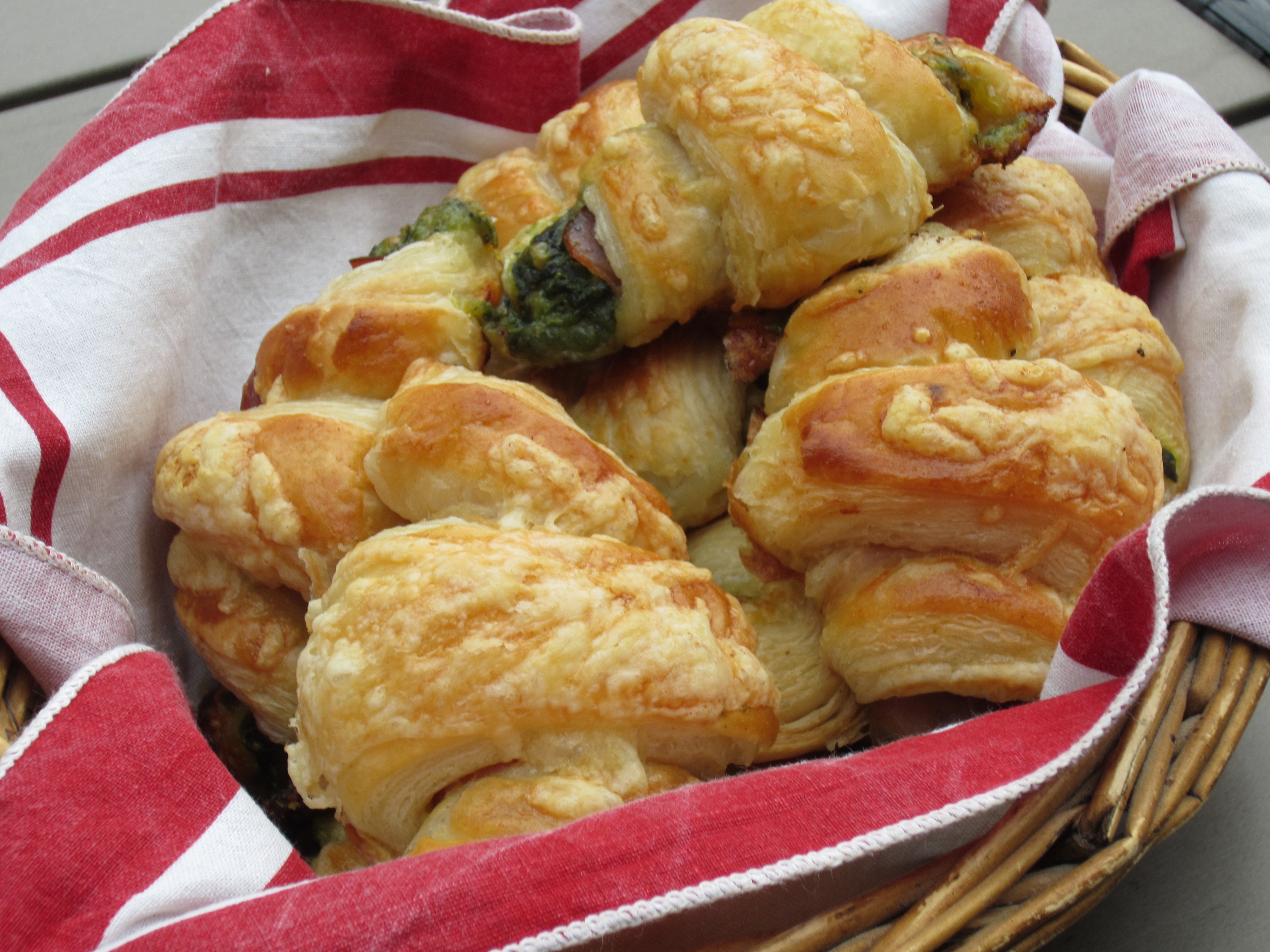 Croissantit pinaatti-parmankinkkutäytteellä