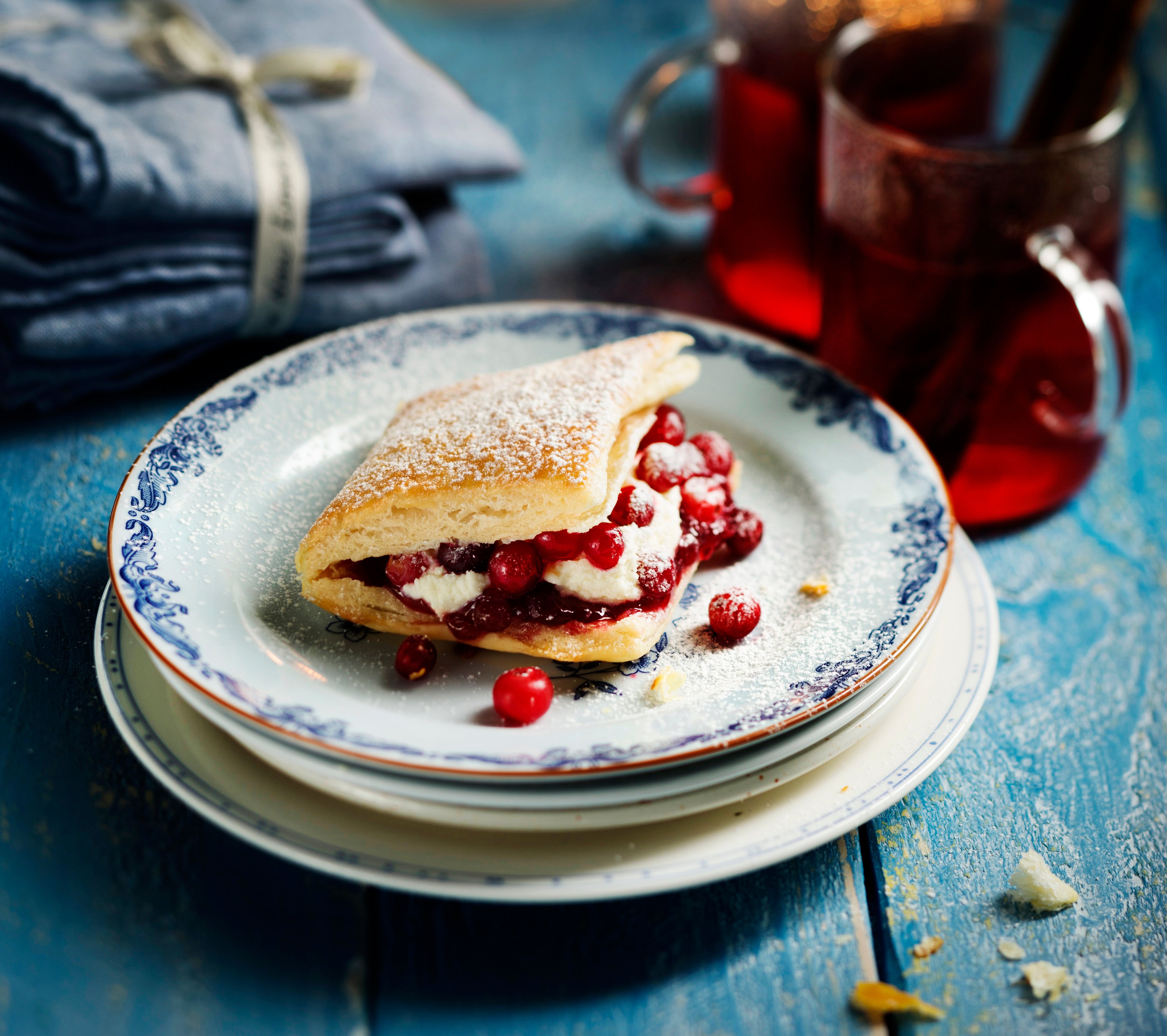 Joulutaskut karpalo-valkosuklaamoussella