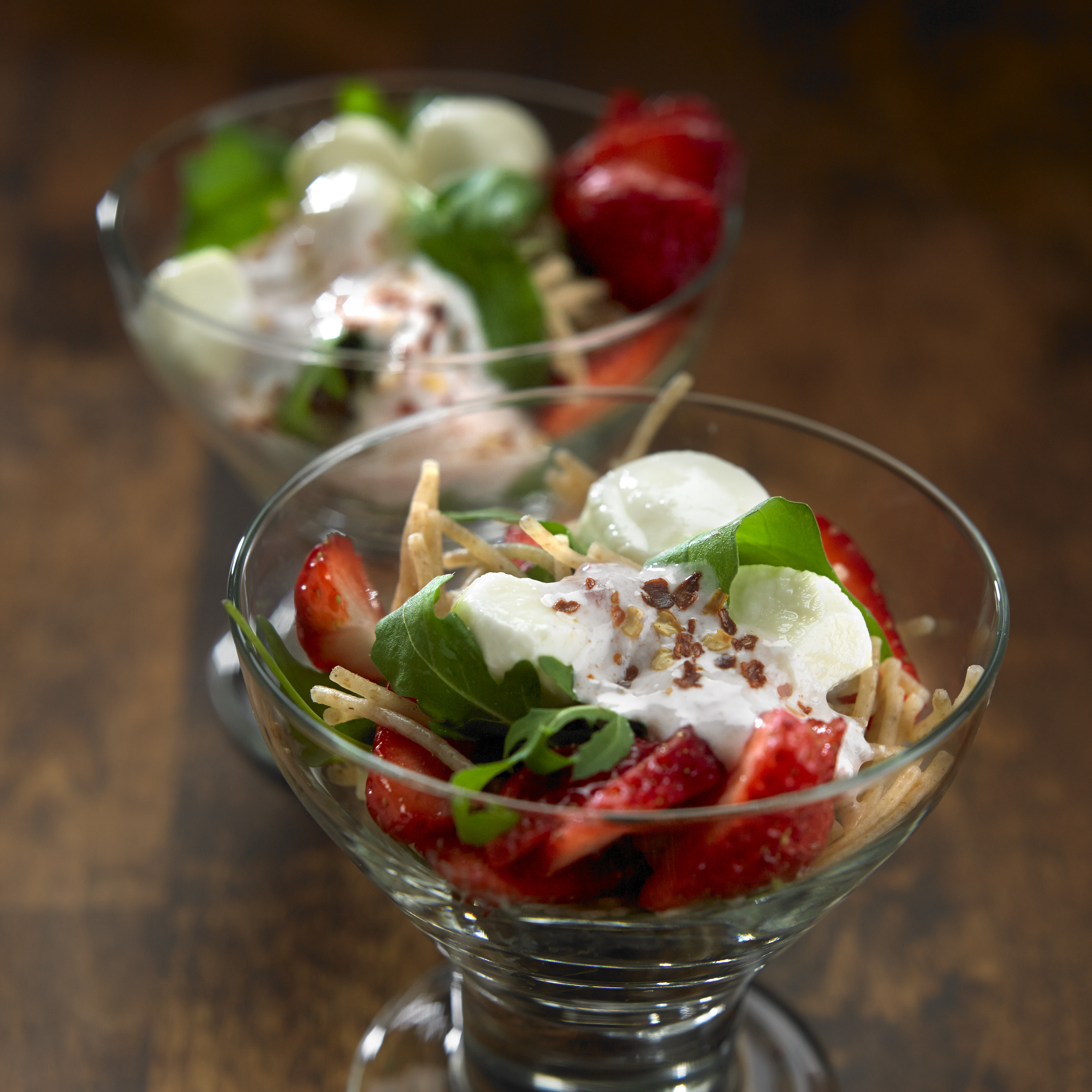 Raketti Spagetti -mansikkasalaatti