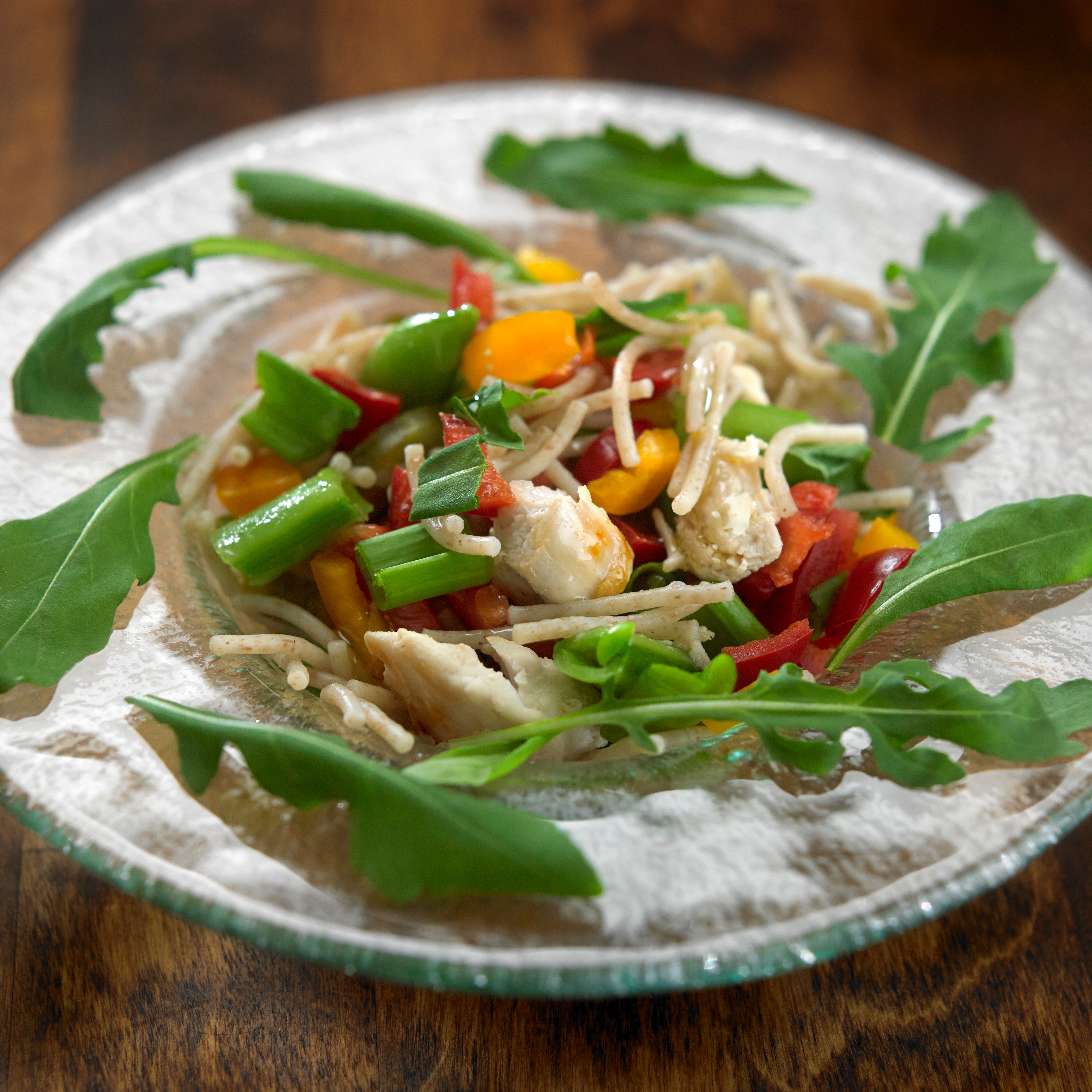 Raketti Spagetti -kanasalaatti