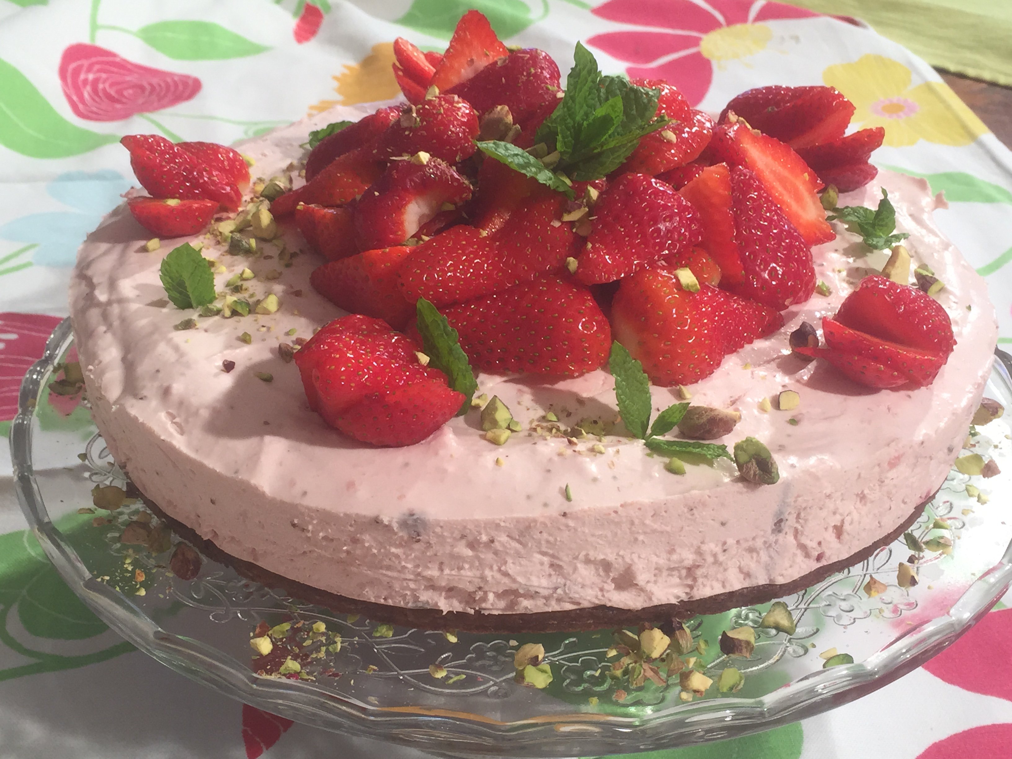 Mansikka-juustokakku suklaapohjalla