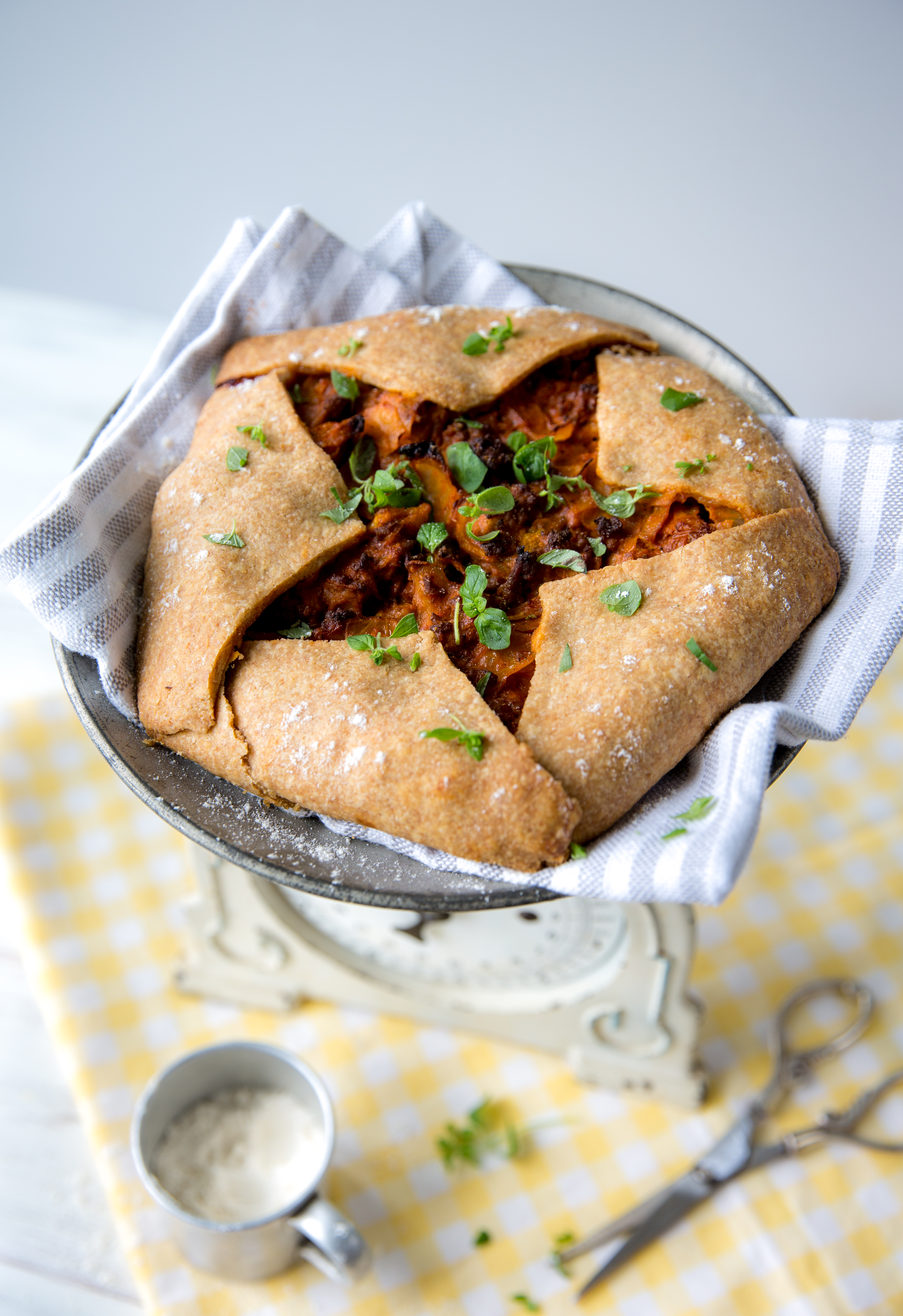 Galette gruusialaisella lihatäytteellä