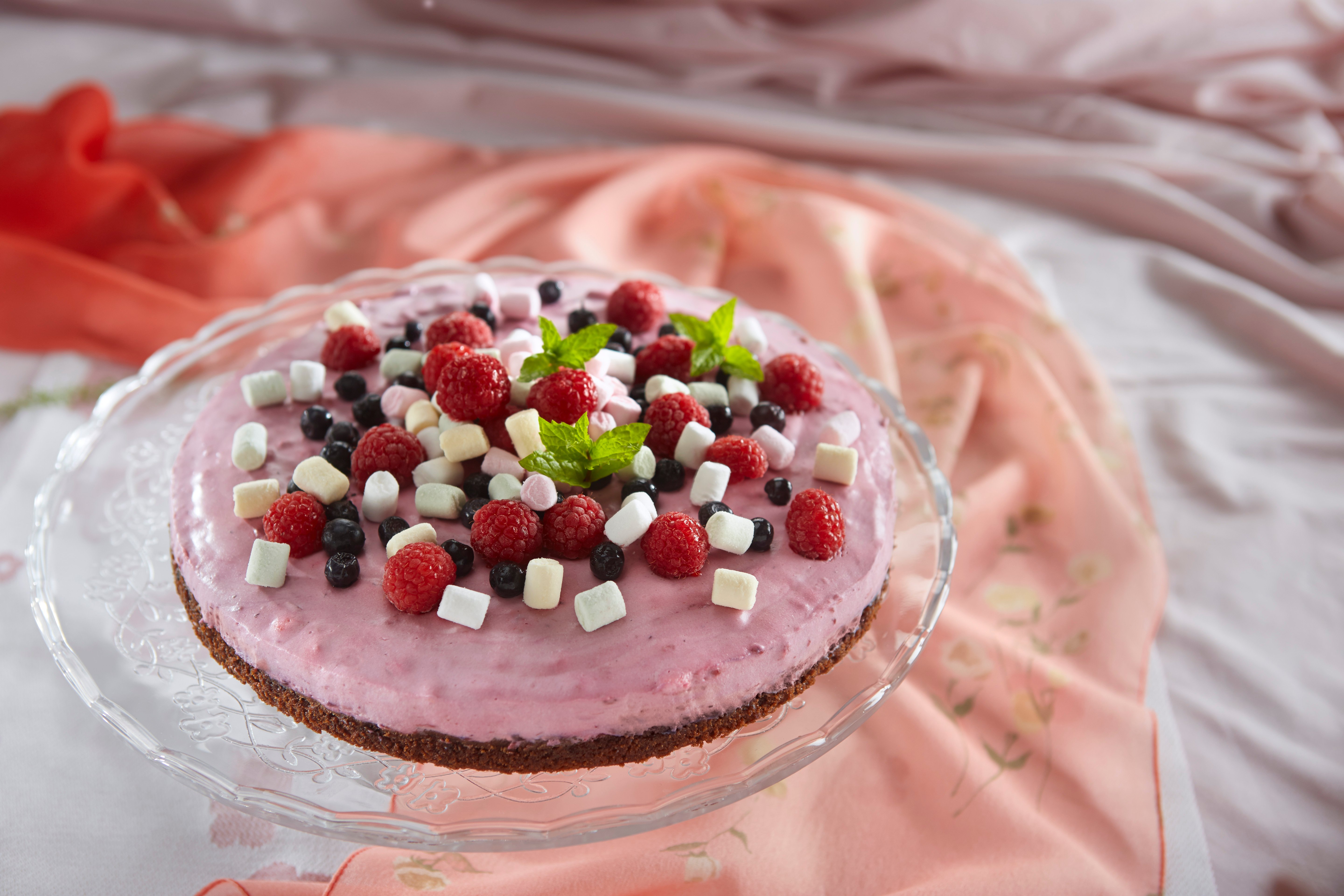 Suklaapiirakka Kuningatar-Vaahtokarkkimoussella