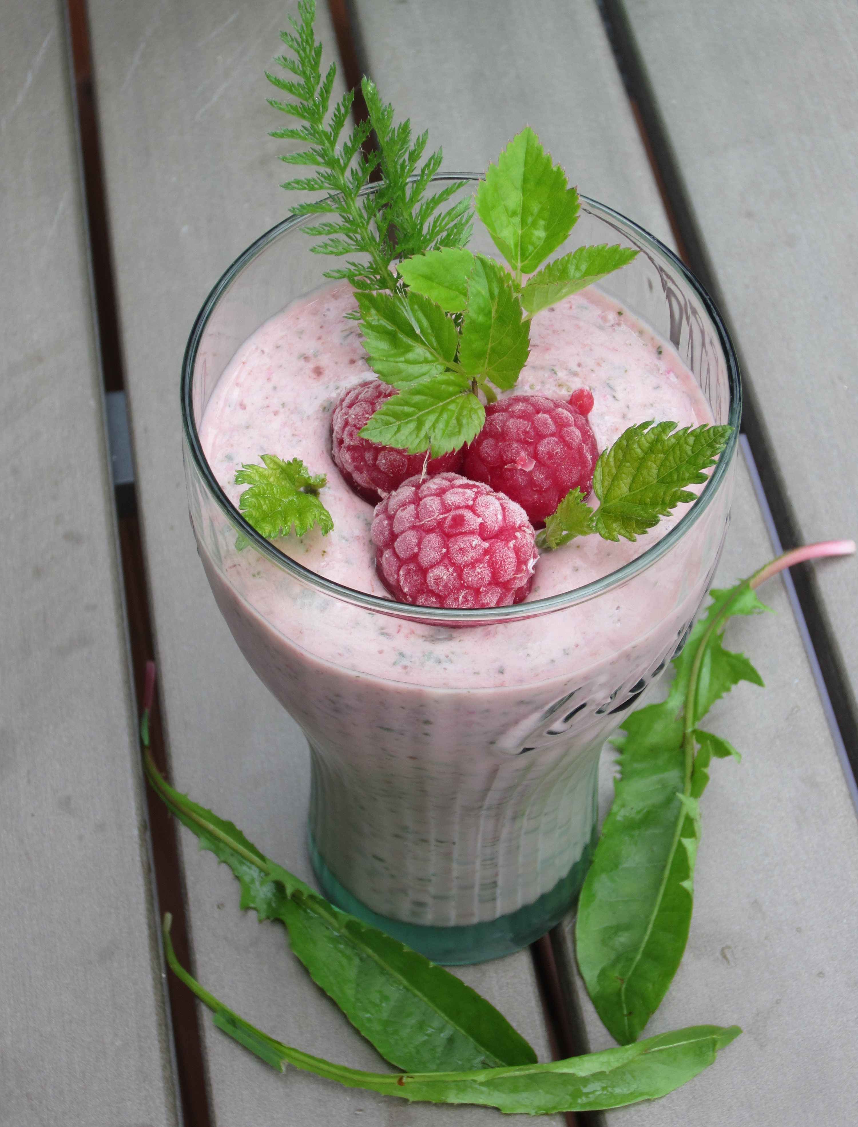 Kefiirismoothie luonnonyrtein ja marjoin