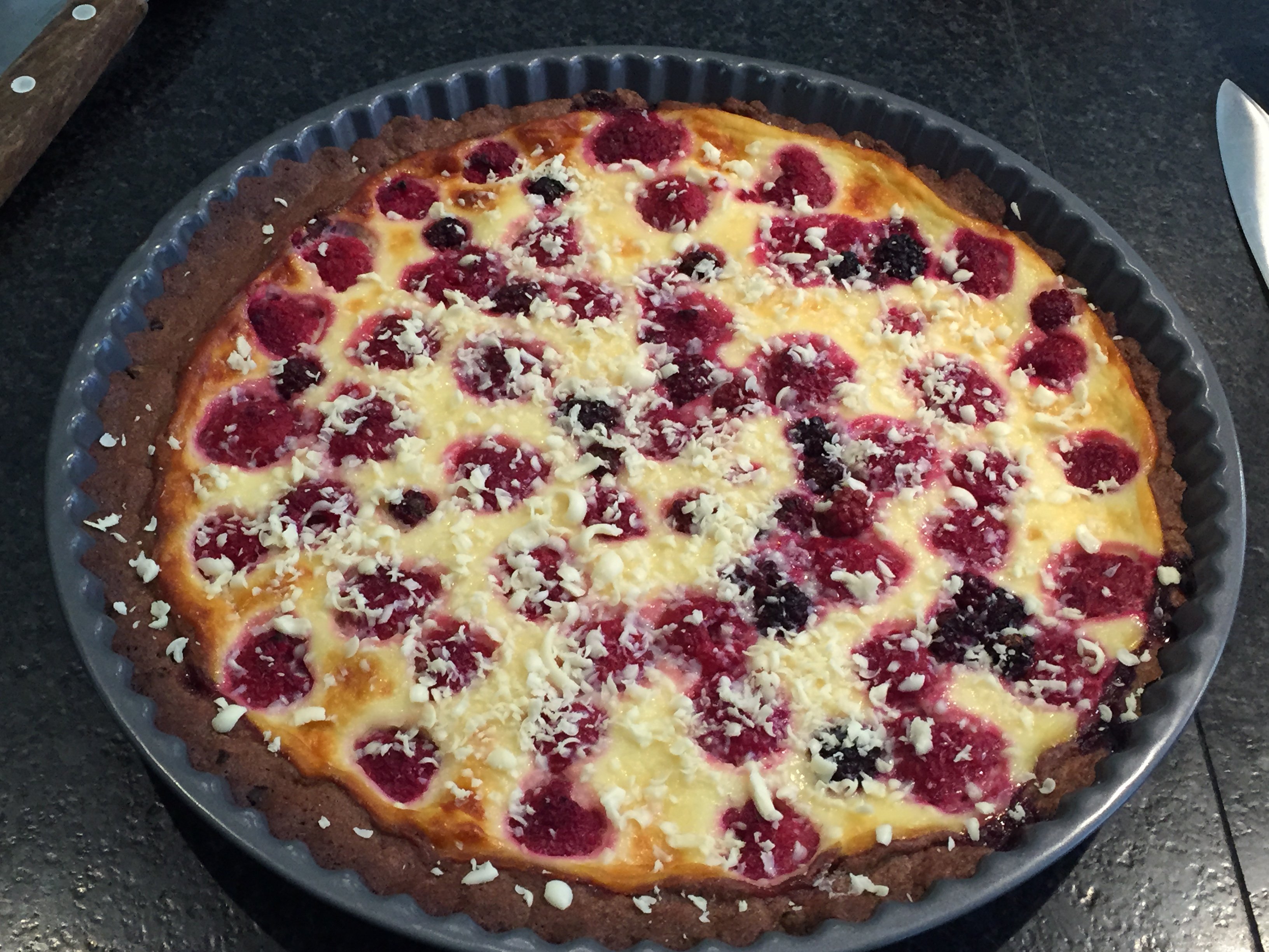 Vadelmapiirakka kahdella suklaalla