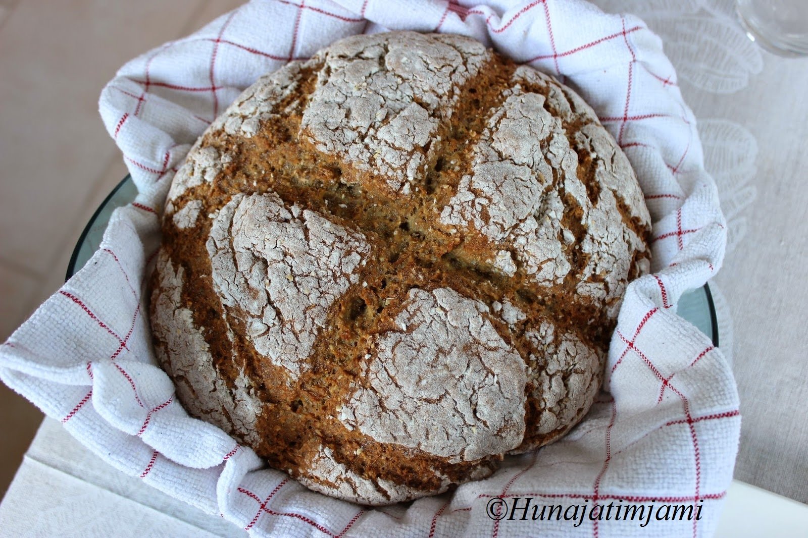 Runsaskuituinen soodaleipä