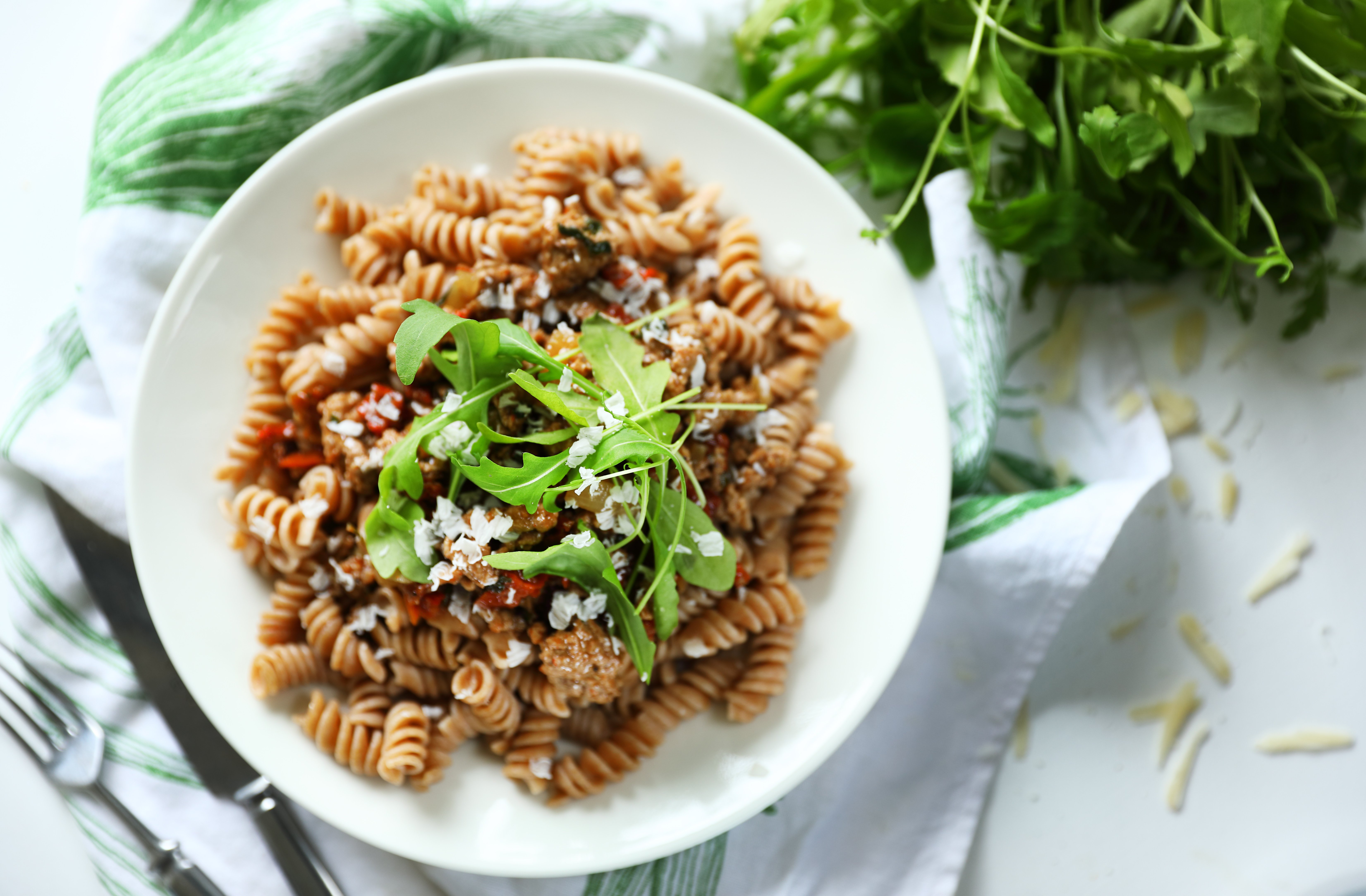 Aurinkokuivattu tomaatti-jauhelihakastike