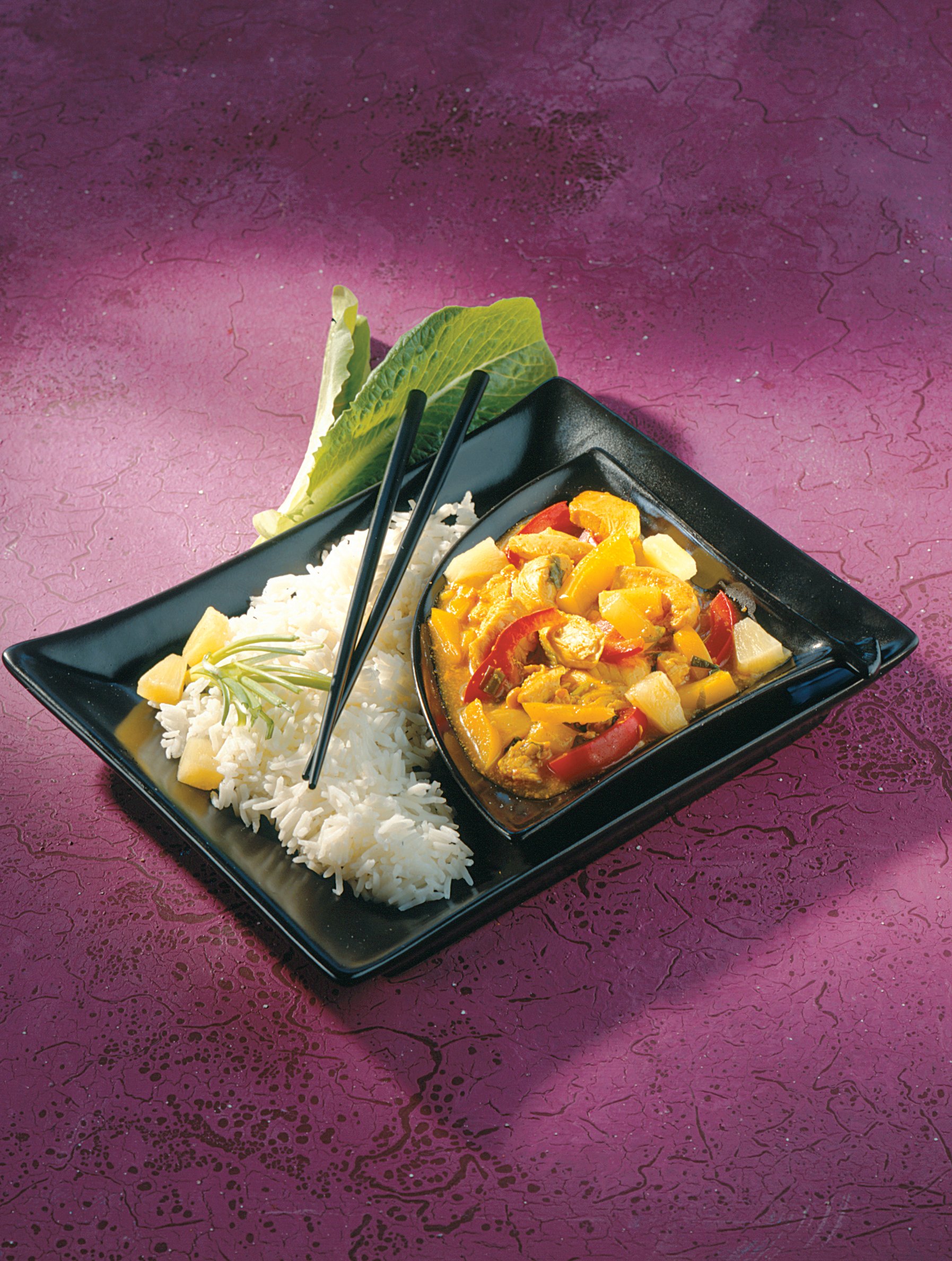 Basmatiriisiä ja hapanimelää kanakastiketta