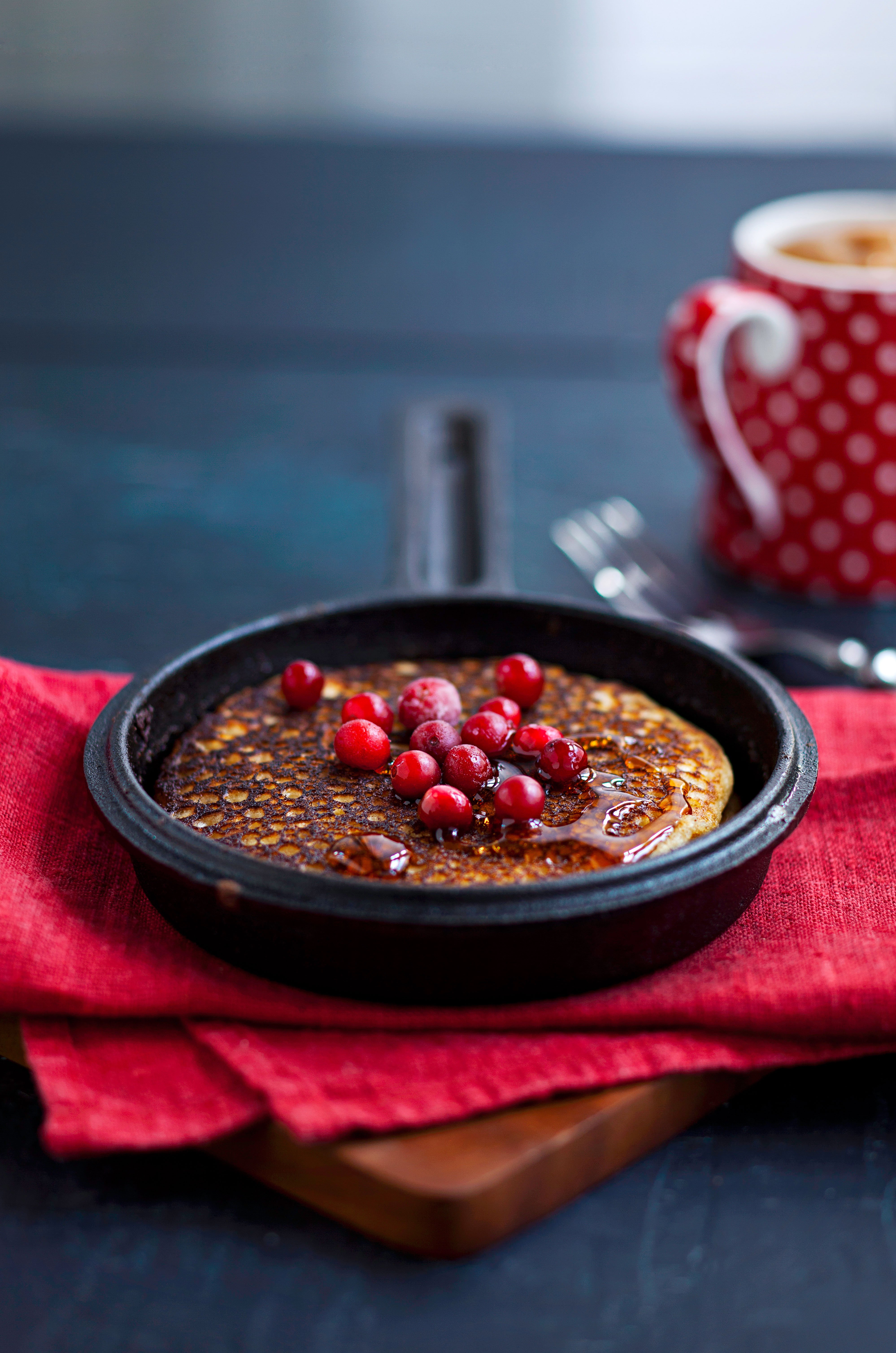 Blinit karpaloilla ja kinuskikastikkeella